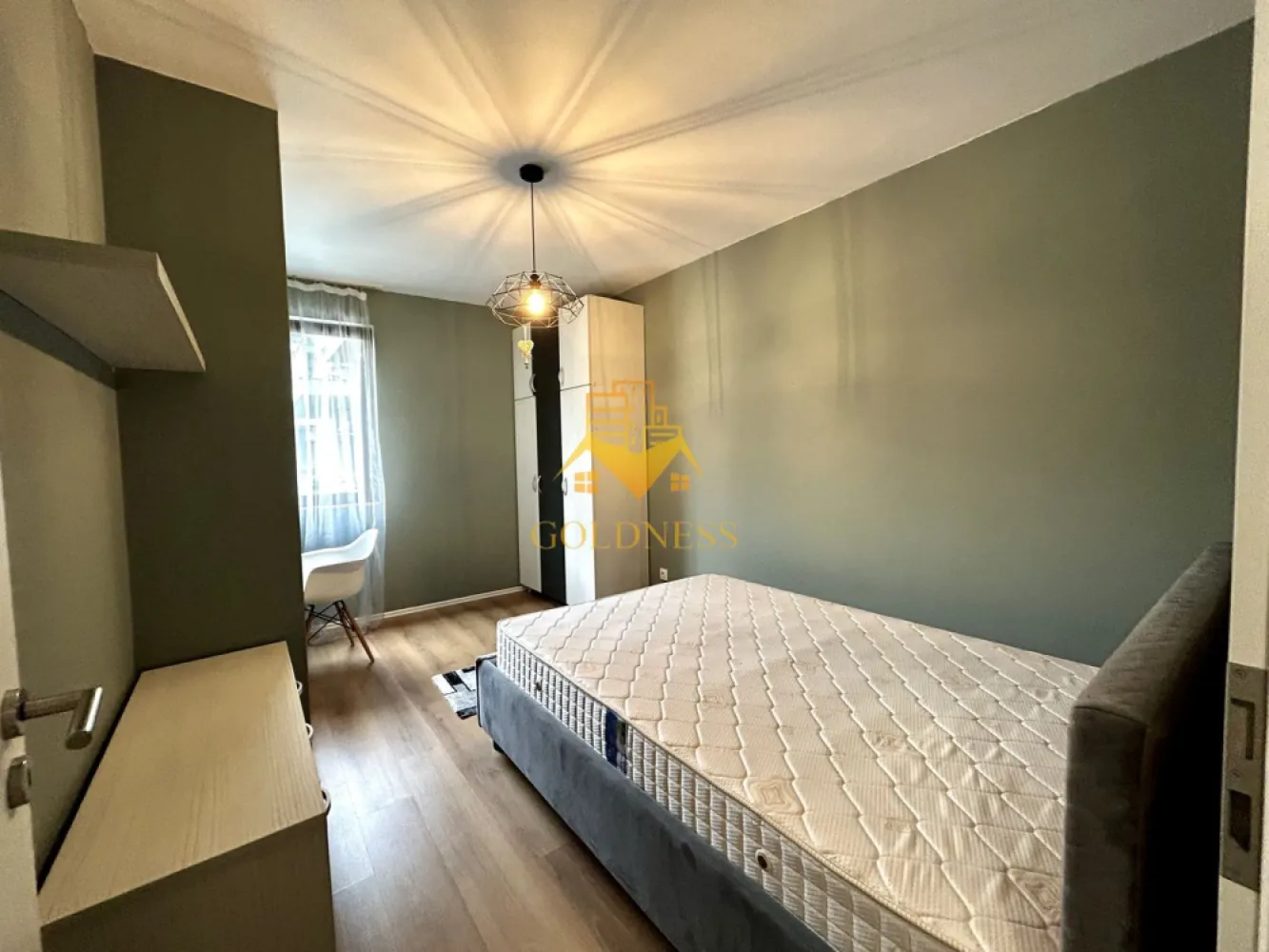 Apartment 3 camere 80 mp Riviera Luxury cu parcare. - GOLDNESS Imobiliare vă propune spre închiriere un apartament cu 3 camere, având o suprafață de 80 mp, complet mobilat și utilat, situat la etajul 1, într-un imobil modern din zona FSEGA – Iulius Mall.

Dispune de loc de parcare în parcarea subterană, cu acces controlat.

Se află în apropierea stațiilor de transport în comun, a centrului comercial Iulius Mall, magazinelor, restaurantelor, spațiilor verzi, farmaciilor și a altor puncte de interes.

Apartamentul este compartimentat astfel:

două dormitoare;
living spațios separat de bucătărie;
bucătărie complet mobilată și utilată;
două băi, una dotată cu cabină de duș și una cu cadă;
balcon generos.

Imobilul este situat într-un bloc modern, cu intrare securizată și sistem de supraveghere video, oferind confort și siguranță locatarilor.

Apartamentul este dotat cu toate cele necesare – centrală proprie, frigider, aragaz, hotă, mașină de spălat haine și alte electrocasnice utile pentru un trai confortabil.

Dacă sunteți interesați de acest apartament și doriți să îl vizionați, dar și pentru alte oferte, nu ezitați să ne contactați telefonic sau prin e-mail. Vă stăm la dispoziție!

Pentru intermediere se percepe un comision de 50% din prețul chiriei!