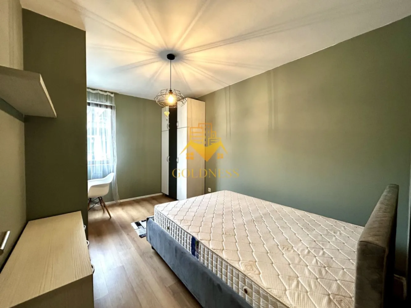Apartment 3 camere 80 mp Riviera Luxury cu parcare. - GOLDNESS Imobiliare vă propune spre închiriere un apartament cu 3 camere, având o suprafață de 80 mp, complet mobilat și utilat, situat la etajul 1, într-un imobil modern din zona FSEGA – Iulius Mall.

Dispune de loc de parcare în parcarea subterană, cu acces controlat.

Se află în apropierea stațiilor de transport în comun, a centrului comercial Iulius Mall, magazinelor, restaurantelor, spațiilor verzi, farmaciilor și a altor puncte de interes.

Apartamentul este compartimentat astfel:

două dormitoare;
living spațios separat de bucătărie;
bucătărie complet mobilată și utilată;
două băi, una dotată cu cabină de duș și una cu cadă;
balcon generos.

Imobilul este situat într-un bloc modern, cu intrare securizată și sistem de supraveghere video, oferind confort și siguranță locatarilor.

Apartamentul este dotat cu toate cele necesare – centrală proprie, frigider, aragaz, hotă, mașină de spălat haine și alte electrocasnice utile pentru un trai confortabil.

Dacă sunteți interesați de acest apartament și doriți să îl vizionați, dar și pentru alte oferte, nu ezitați să ne contactați telefonic sau prin e-mail. Vă stăm la dispoziție!

Pentru intermediere se percepe un comision de 50% din prețul chiriei!