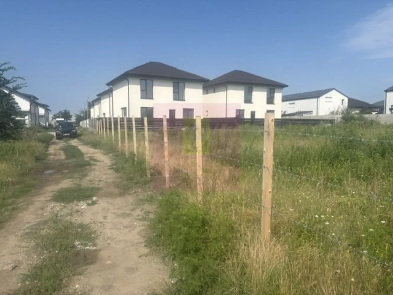 Teren Bragadiru- Jadului- Topaz. - Comision 0.
Agentia imobiliara Apulum 94 va propune un teren situat in Bragadiru- str Topaz- Safirului- Jadului, situat intre case. 
Terenul are o suprafata totala de 1005 mp din care raman curati 888mp la care de adauga 117mp cota din drumul de servitute.
Zona este in continua dezvoltare. 
Pentru alte detalii si vizionare nu ezitati sa ma contactati pe nr 0733683446- Laura Ionescu.