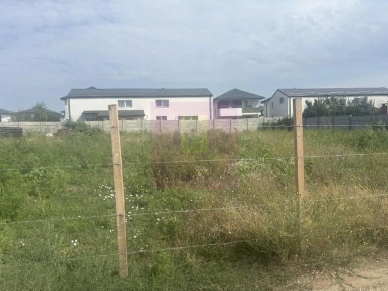 Teren Bragadiru- Jadului- Topaz. - Comision 0.
Agentia imobiliara Apulum 94 va propune un teren situat in Bragadiru- str Topaz- Safirului- Jadului, situat intre case. 
Terenul are o suprafata totala de 1005 mp din care raman curati 888mp la care de adauga 117mp cota din drumul de servitute.
Zona este in continua dezvoltare. 
Pentru alte detalii si vizionare nu ezitati sa ma contactati pe nr 0733683446- Laura Ionescu.