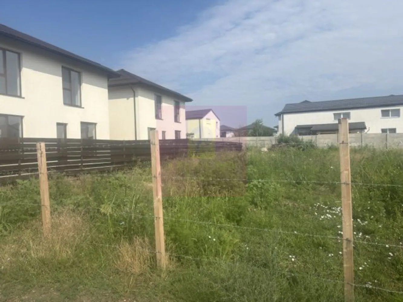 Teren Bragadiru- Jadului- Topaz. - Comision 0.
Agentia imobiliara Apulum 94 va propune un teren situat in Bragadiru- str Topaz- Safirului- Jadului, situat intre case. 
Terenul are o suprafata totala de 1005 mp din care raman curati 888mp la care de adauga 117mp cota din drumul de servitute.
Zona este in continua dezvoltare. 
Pentru alte detalii si vizionare nu ezitati sa ma contactati pe nr 0733683446- Laura Ionescu.