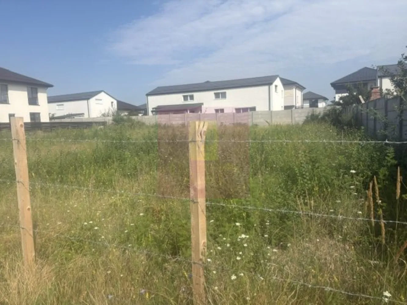 Teren Bragadiru- Jadului- Topaz. - Comision 0.
Agentia imobiliara Apulum 94 va propune un teren situat in Bragadiru- str Topaz- Safirului- Jadului, situat intre case. 
Terenul are o suprafata totala de 1005 mp din care raman curati 888mp la care de adauga 117mp cota din drumul de servitute.
Zona este in continua dezvoltare. 
Pentru alte detalii si vizionare nu ezitati sa ma contactati pe nr 0733683446- Laura Ionescu.