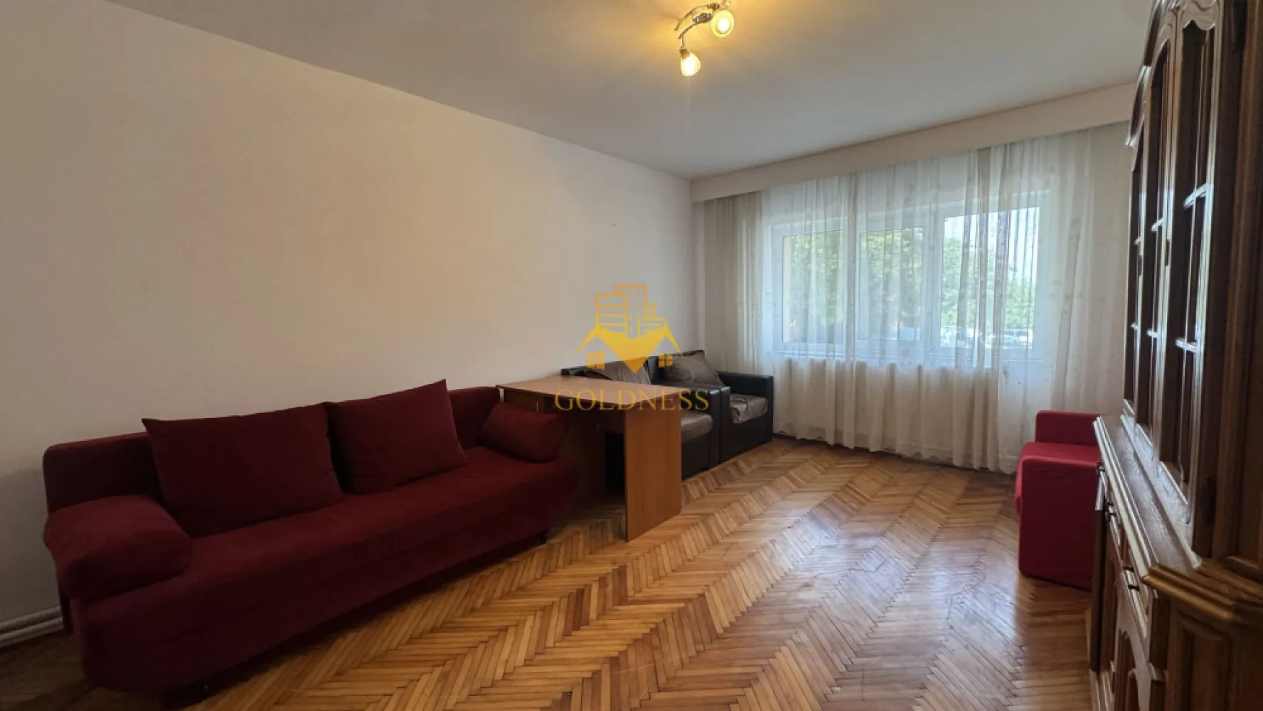 3 camere, decomandate, Piata Zorilor Zona Louis Pasteour, UMF - GOLDNESS Imobiliare vă propune spre închiriere un apartament generos, cu 3 camere decomandate, complet mobilat și utilat, situat la parter, într-un imobil cu 4 etaje, pe strada Zorilor, în imediata apropiere a Pieței Zorilor.
Amplasarea este una dintre cele mai avantajoase din zonă: la doar câțiva pași de Universitatea de Medicină și Farmacie, ceea ce face din acest apartament o opțiune excelentă pentru studenți sau cadre medicale. Piața Zorilor, cu magazinele și terasele din jur, se află la o scurtă plimbare, iar stațiile de transport în comun, farmaciile și spațiile verzi sunt toate la îndemână. Posibilitate de parcare în zonă!
Apartamentul este compartimentat astfel:
Trei dormitoare, mobilate clasic, fiecare dotat cu pat, spațiu de depozitare și birou — ideale atât pentru odihnă, cât și pentru studiu sau lucru de acasă.
Bucătărie complet mobilată și utilată, cu loc de luat masa, gândită pentru pregătirea meselor zilnice în condiții confortabile.
Baie cu cadă, calorifer port-prosop și dulap pentru depozitare, asigurând tot confortul necesar.
Imobilul vine complet echipat cu tot ce este necesar pentru un trai fără griji: centrală termică proprie, frigider, aragaz, hotă și mașină de spălat haine.
Este o oportunitate ideală pentru cei care își doresc un spațiu mobilat, funcțional și bine poziționat, aproape de tot ce contează: facultate, transport și zone comerciale.
Dacă sunteți interesați de acest apartament și doriți să îl vizionați, sau dacă vă interesează și alte oferte, nu ezitați să ne contactați telefonic sau prin e-mail. Vă stăm la dispoziție!
Pentru intermediere se percepe un comision de 50% din prețul chiriei.