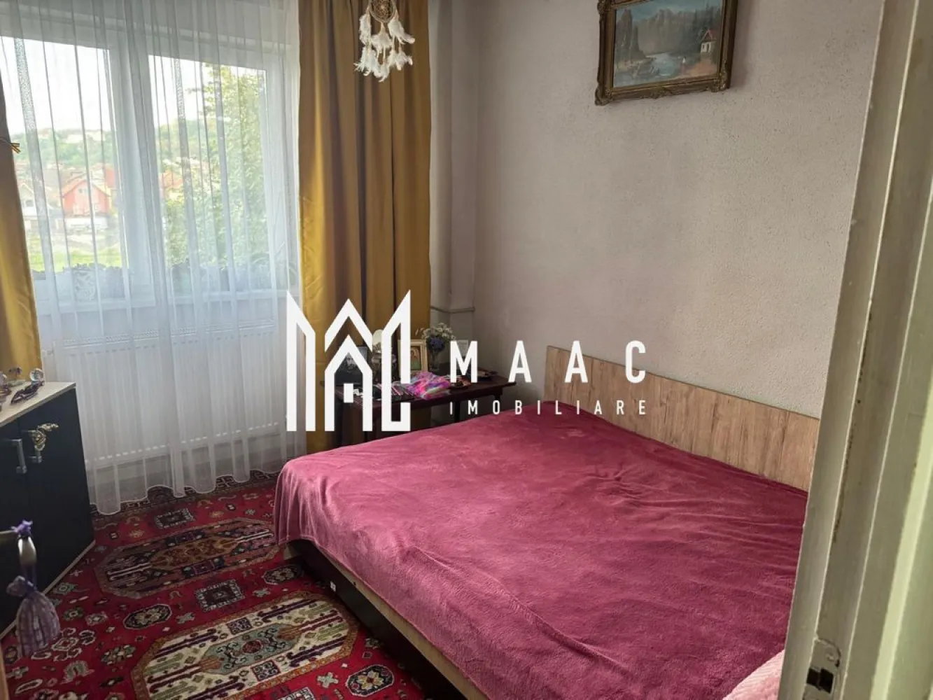 Inchiriez apartament 3 camere ultracentral - De închiriat! Apartament 3 camere, zona ultracentrală, lângă parcul Zăvoi. Este situat la etajul 2 din 10, cu sistem de încălzire automatizat, lift, 2 balcoane și 2 băi. Se închiriază pe o perioadă de un an, cu contract de închiriere și garanție. MAAC Imobiliare vă propune spre inchiriere un apartament cu 3 camere, ultracentral, aflat pe strada Splaiul Indepentei. Apartamentul are o suprafata de 70MP, si este situat la etajul2/10. Apartamentul este disponibil imediat si se poate inchiria in cel mai scurt timp. Pentru un comfort termic sporit a fost instalat gigacalorimetru Pret inchiriere 300 euro + 1 luna garanție. Apartamentul se inchiriaza pe o perioada minima de 1 an de zile cu contract inregistrat la Anaf. 📞 Pentru mai multe detalii și programarea unei vizionări, contactați echipa MAAC Imobiliare Râmnicu Vâlcea