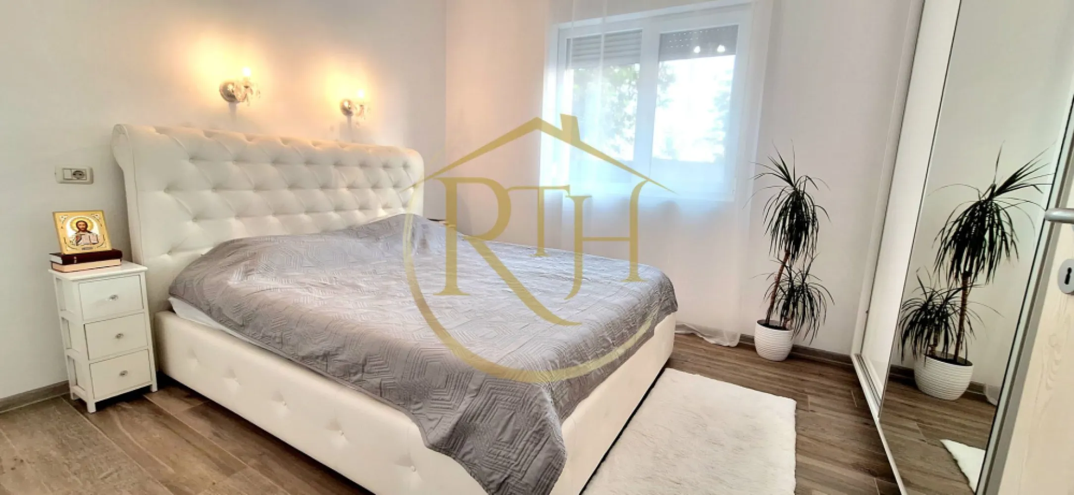 Apartament cu 2 camere, complet mobilat și utilat modern, 0% Comision, Giroc - Apartament superb cu 2 camere, complet mobilat și utilat, în inima Girocului – gata să devină acasă!
Dacă îți dorești un apartament modern, amenajat cu bun gust și într-o locație excelentă, această proprietate este alegerea perfectă. Situat în Giroc, în zona Centrală, pe strada Trandafirilor, chiar vis-a-vis de Liceul Teoretic David Voniga, apartamentul se află la doar 5 minute de mers pe jos de Primărie, Piață, Biserică, Căminul Cultural, mijloace de transport în comun, supermarketurile Lidl, Profi, Penny și Pepco, precum și de săli de sport și alte facilități importante pentru un stil de viață confortabil.
Apartamentul are o suprafață utilă de 51 mp, este situat la parter și beneficiază de o compartimentare semidecomandată, foarte practică și bine gândită. Locuința este compusă din hol de intrare, living generos și luminos, bucătărie separată, hol de trecere, dormitor matrimonial și baie elegantă, dotată cu cabină de duș și geam pentru aerisire naturală.
Încă de la primul pas, apartamentul impresionează prin atmosfera caldă și primitoare, prin finisajele moderne și prin mobilierul ales cu atenție. Proprietatea se vinde exact ca în fotografii și în prezentarea video, complet mobilată și utilată, astfel încât viitorii proprietari se pot muta imediat, fără investiții suplimentare.
Bucătăria este complet echipată cu aragaz electric, cuptor electric, hotă, frigider și espressor de cafea. Zona de living oferă un plus de confort și relaxare prin televizorul Samsung cu diagonală de 180 cm, sistemul audio Pioneer cu patru boxe Sony și aerul condiționat. Dormitorul matrimonial este amenajat într-un stil elegant și dispune de un pat King Size și de un dressing realizat pe comandă.
Confortul termic este asigurat de centrala proprie pe gaz și de încălzirea în pardoseală, iar pentru zilele călduroase există aparat de aer condiționat. Toate geamurile sunt prevăzute cu rulouri și plase antiinsecte, oferind un plus de intimitate și confort.
Imobilul beneficiază de o curte privată, frumos amenajată și supravegheată video, iar apartamentul dispune și de un loc de parcare privat, situat chiar în fața locuinței.
Deși apartamentul nu dispune de balcon, poți beneficia de liniștea curții private a imobilului .
Fie că îți cauți un cămin modern, într-o zonă excelentă, fie că ești în căutarea unei investiții sigure, această proprietate reprezintă o oportunitate rară pe piață. Un apartament în care se vede atenția pentru detalii și care îți oferă senzația de „acasă” din primul moment.
Preț: 109.800 Euro, foarte ușor negociabil.
0% comision pentru cumpărător!
Proprietate reprezentată în exclusivitate de RealTimHouse.ro – Un pas spre un loc doar al tău!
Programează o vizionare și descoperă un apartament care îmbină perfect confortul, eleganța și poziționarea excelentă!
Vizionare online: https://youtu.be/XlqtgiU0zvs?is=zZ-ebTkdA4FRk1ED