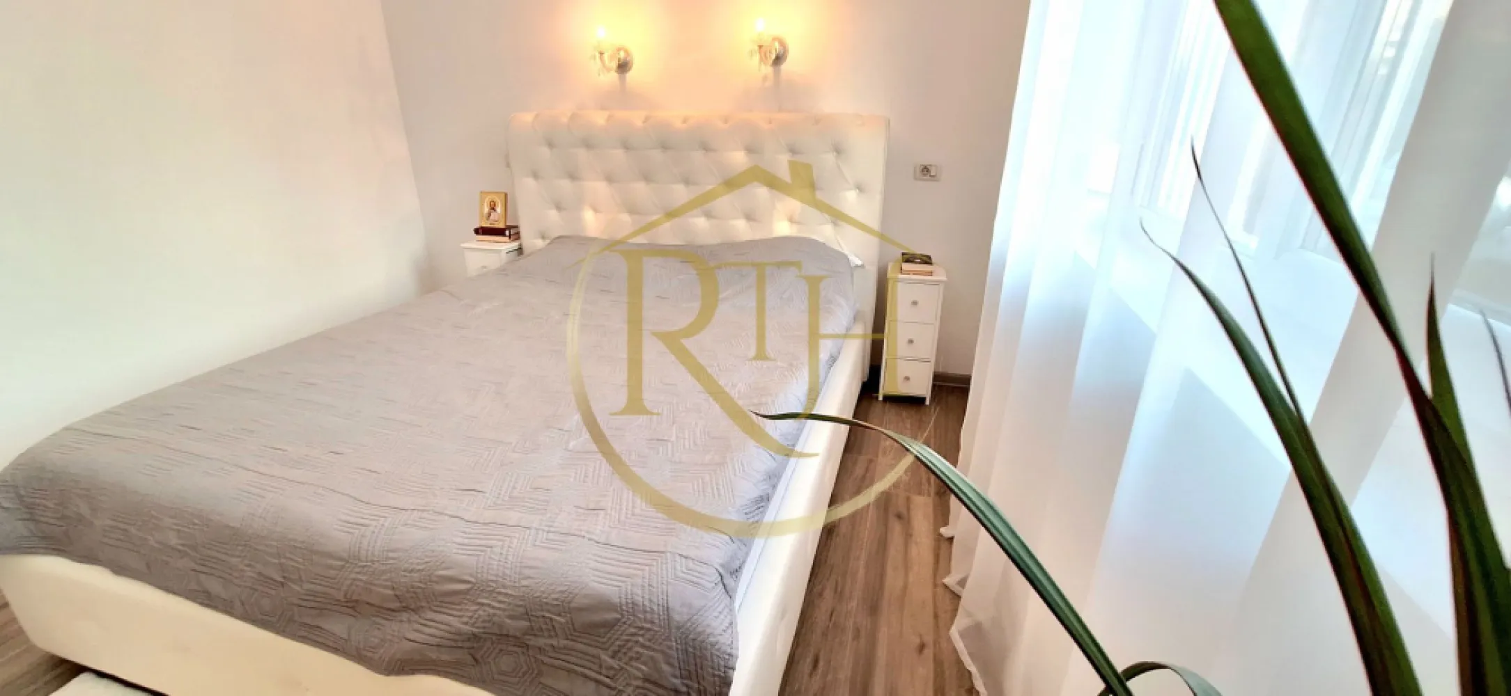 Apartament cu 2 camere, complet mobilat și utilat modern, 0% Comision, Giroc - Apartament superb cu 2 camere, complet mobilat și utilat, în inima Girocului – gata să devină acasă!
Dacă îți dorești un apartament modern, amenajat cu bun gust și într-o locație excelentă, această proprietate este alegerea perfectă. Situat în Giroc, în zona Centrală, pe strada Trandafirilor, chiar vis-a-vis de Liceul Teoretic David Voniga, apartamentul se află la doar 5 minute de mers pe jos de Primărie, Piață, Biserică, Căminul Cultural, mijloace de transport în comun, supermarketurile Lidl, Profi, Penny și Pepco, precum și de săli de sport și alte facilități importante pentru un stil de viață confortabil.
Apartamentul are o suprafață utilă de 51 mp, este situat la parter și beneficiază de o compartimentare semidecomandată, foarte practică și bine gândită. Locuința este compusă din hol de intrare, living generos și luminos, bucătărie separată, hol de trecere, dormitor matrimonial și baie elegantă, dotată cu cabină de duș și geam pentru aerisire naturală.
Încă de la primul pas, apartamentul impresionează prin atmosfera caldă și primitoare, prin finisajele moderne și prin mobilierul ales cu atenție. Proprietatea se vinde exact ca în fotografii și în prezentarea video, complet mobilată și utilată, astfel încât viitorii proprietari se pot muta imediat, fără investiții suplimentare.
Bucătăria este complet echipată cu aragaz electric, cuptor electric, hotă, frigider și espressor de cafea. Zona de living oferă un plus de confort și relaxare prin televizorul Samsung cu diagonală de 180 cm, sistemul audio Pioneer cu patru boxe Sony și aerul condiționat. Dormitorul matrimonial este amenajat într-un stil elegant și dispune de un pat King Size și de un dressing realizat pe comandă.
Confortul termic este asigurat de centrala proprie pe gaz și de încălzirea în pardoseală, iar pentru zilele călduroase există aparat de aer condiționat. Toate geamurile sunt prevăzute cu rulouri și plase antiinsecte, oferind un plus de intimitate și confort.
Imobilul beneficiază de o curte privată, frumos amenajată și supravegheată video, iar apartamentul dispune și de un loc de parcare privat, situat chiar în fața locuinței.
Deși apartamentul nu dispune de balcon, poți beneficia de liniștea curții private a imobilului .
Fie că îți cauți un cămin modern, într-o zonă excelentă, fie că ești în căutarea unei investiții sigure, această proprietate reprezintă o oportunitate rară pe piață. Un apartament în care se vede atenția pentru detalii și care îți oferă senzația de „acasă” din primul moment.
Preț: 109.800 Euro, foarte ușor negociabil.
0% comision pentru cumpărător!
Proprietate reprezentată în exclusivitate de RealTimHouse.ro – Un pas spre un loc doar al tău!
Programează o vizionare și descoperă un apartament care îmbină perfect confortul, eleganța și poziționarea excelentă!
Vizionare online: https://youtu.be/XlqtgiU0zvs?is=zZ-ebTkdA4FRk1ED