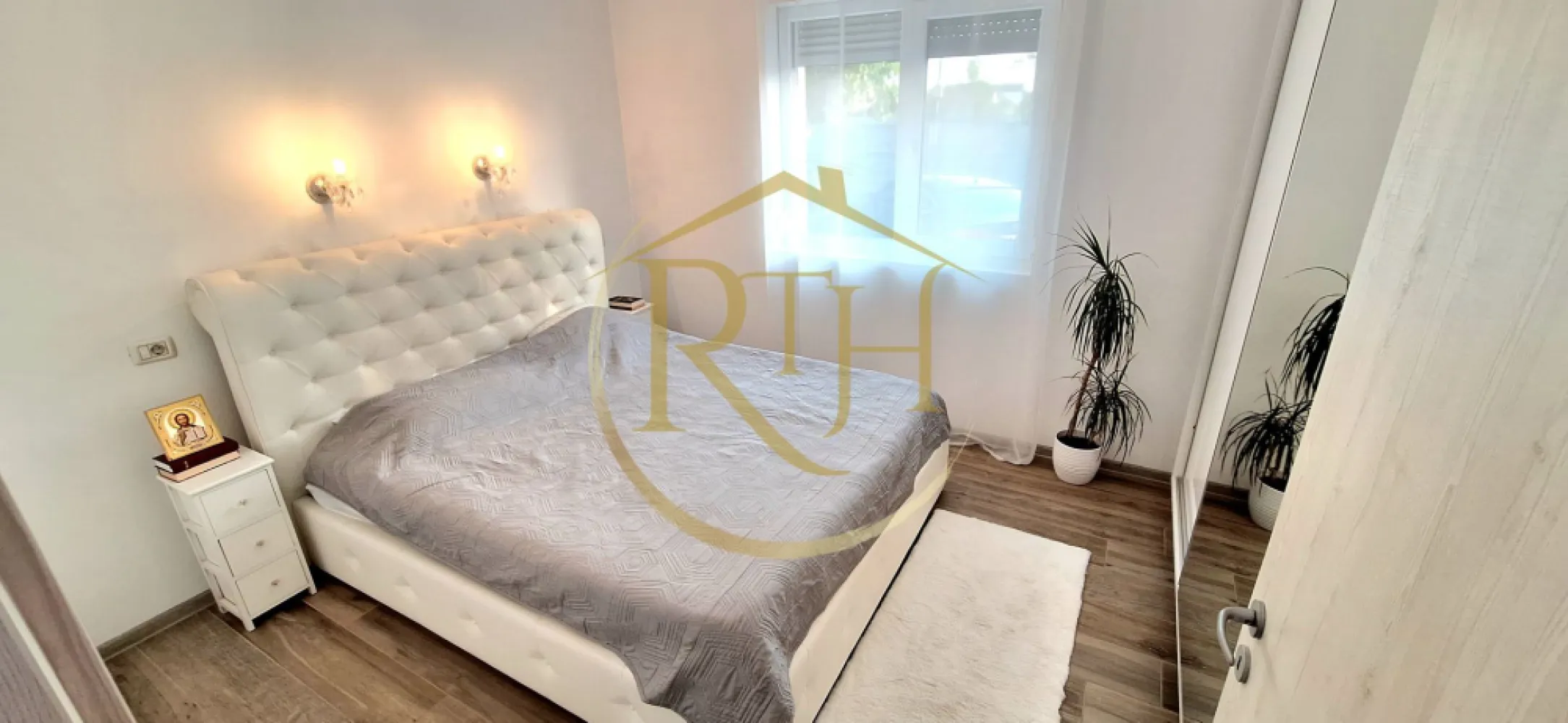 Apartament cu 2 camere, complet mobilat și utilat modern, 0% Comision, Giroc - Apartament superb cu 2 camere, complet mobilat și utilat, în inima Girocului – gata să devină acasă!
Dacă îți dorești un apartament modern, amenajat cu bun gust și într-o locație excelentă, această proprietate este alegerea perfectă. Situat în Giroc, în zona Centrală, pe strada Trandafirilor, chiar vis-a-vis de Liceul Teoretic David Voniga, apartamentul se află la doar 5 minute de mers pe jos de Primărie, Piață, Biserică, Căminul Cultural, mijloace de transport în comun, supermarketurile Lidl, Profi, Penny și Pepco, precum și de săli de sport și alte facilități importante pentru un stil de viață confortabil.
Apartamentul are o suprafață utilă de 51 mp, este situat la parter și beneficiază de o compartimentare semidecomandată, foarte practică și bine gândită. Locuința este compusă din hol de intrare, living generos și luminos, bucătărie separată, hol de trecere, dormitor matrimonial și baie elegantă, dotată cu cabină de duș și geam pentru aerisire naturală.
Încă de la primul pas, apartamentul impresionează prin atmosfera caldă și primitoare, prin finisajele moderne și prin mobilierul ales cu atenție. Proprietatea se vinde exact ca în fotografii și în prezentarea video, complet mobilată și utilată, astfel încât viitorii proprietari se pot muta imediat, fără investiții suplimentare.
Bucătăria este complet echipată cu aragaz electric, cuptor electric, hotă, frigider și espressor de cafea. Zona de living oferă un plus de confort și relaxare prin televizorul Samsung cu diagonală de 180 cm, sistemul audio Pioneer cu patru boxe Sony și aerul condiționat. Dormitorul matrimonial este amenajat într-un stil elegant și dispune de un pat King Size și de un dressing realizat pe comandă.
Confortul termic este asigurat de centrala proprie pe gaz și de încălzirea în pardoseală, iar pentru zilele călduroase există aparat de aer condiționat. Toate geamurile sunt prevăzute cu rulouri și plase antiinsecte, oferind un plus de intimitate și confort.
Imobilul beneficiază de o curte privată, frumos amenajată și supravegheată video, iar apartamentul dispune și de un loc de parcare privat, situat chiar în fața locuinței.
Deși apartamentul nu dispune de balcon, poți beneficia de liniștea curții private a imobilului .
Fie că îți cauți un cămin modern, într-o zonă excelentă, fie că ești în căutarea unei investiții sigure, această proprietate reprezintă o oportunitate rară pe piață. Un apartament în care se vede atenția pentru detalii și care îți oferă senzația de „acasă” din primul moment.
Preț: 109.800 Euro, foarte ușor negociabil.
0% comision pentru cumpărător!
Proprietate reprezentată în exclusivitate de RealTimHouse.ro – Un pas spre un loc doar al tău!
Programează o vizionare și descoperă un apartament care îmbină perfect confortul, eleganța și poziționarea excelentă!
Vizionare online: https://youtu.be/XlqtgiU0zvs?is=zZ-ebTkdA4FRk1ED