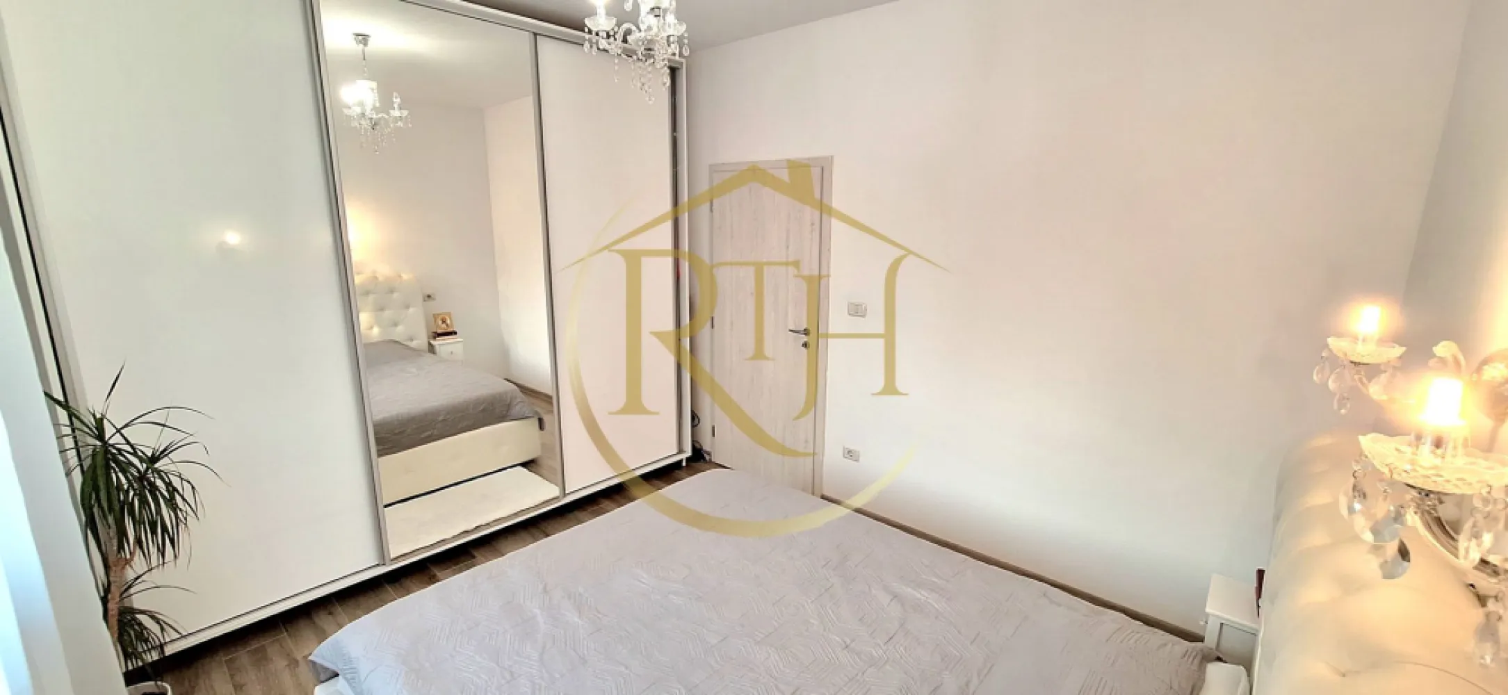 Apartament cu 2 camere, complet mobilat și utilat modern, 0% Comision, Giroc - Apartament superb cu 2 camere, complet mobilat și utilat, în inima Girocului – gata să devină acasă!
Dacă îți dorești un apartament modern, amenajat cu bun gust și într-o locație excelentă, această proprietate este alegerea perfectă. Situat în Giroc, în zona Centrală, pe strada Trandafirilor, chiar vis-a-vis de Liceul Teoretic David Voniga, apartamentul se află la doar 5 minute de mers pe jos de Primărie, Piață, Biserică, Căminul Cultural, mijloace de transport în comun, supermarketurile Lidl, Profi, Penny și Pepco, precum și de săli de sport și alte facilități importante pentru un stil de viață confortabil.
Apartamentul are o suprafață utilă de 51 mp, este situat la parter și beneficiază de o compartimentare semidecomandată, foarte practică și bine gândită. Locuința este compusă din hol de intrare, living generos și luminos, bucătărie separată, hol de trecere, dormitor matrimonial și baie elegantă, dotată cu cabină de duș și geam pentru aerisire naturală.
Încă de la primul pas, apartamentul impresionează prin atmosfera caldă și primitoare, prin finisajele moderne și prin mobilierul ales cu atenție. Proprietatea se vinde exact ca în fotografii și în prezentarea video, complet mobilată și utilată, astfel încât viitorii proprietari se pot muta imediat, fără investiții suplimentare.
Bucătăria este complet echipată cu aragaz electric, cuptor electric, hotă, frigider și espressor de cafea. Zona de living oferă un plus de confort și relaxare prin televizorul Samsung cu diagonală de 180 cm, sistemul audio Pioneer cu patru boxe Sony și aerul condiționat. Dormitorul matrimonial este amenajat într-un stil elegant și dispune de un pat King Size și de un dressing realizat pe comandă.
Confortul termic este asigurat de centrala proprie pe gaz și de încălzirea în pardoseală, iar pentru zilele călduroase există aparat de aer condiționat. Toate geamurile sunt prevăzute cu rulouri și plase antiinsecte, oferind un plus de intimitate și confort.
Imobilul beneficiază de o curte privată, frumos amenajată și supravegheată video, iar apartamentul dispune și de un loc de parcare privat, situat chiar în fața locuinței.
Deși apartamentul nu dispune de balcon, poți beneficia de liniștea curții private a imobilului .
Fie că îți cauți un cămin modern, într-o zonă excelentă, fie că ești în căutarea unei investiții sigure, această proprietate reprezintă o oportunitate rară pe piață. Un apartament în care se vede atenția pentru detalii și care îți oferă senzația de „acasă” din primul moment.
Preț: 109.800 Euro, foarte ușor negociabil.
0% comision pentru cumpărător!
Proprietate reprezentată în exclusivitate de RealTimHouse.ro – Un pas spre un loc doar al tău!
Programează o vizionare și descoperă un apartament care îmbină perfect confortul, eleganța și poziționarea excelentă!
Vizionare online: https://youtu.be/XlqtgiU0zvs?is=zZ-ebTkdA4FRk1ED