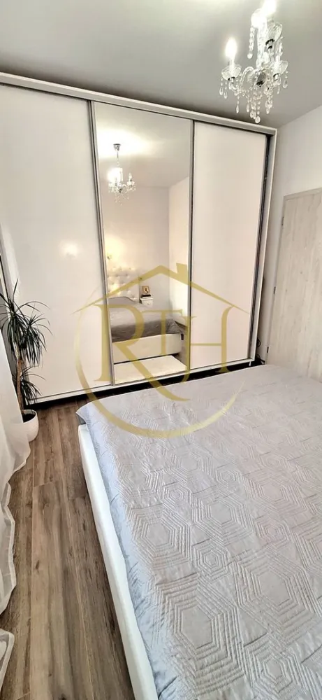 Apartament cu 2 camere, complet mobilat și utilat modern, 0% Comision, Giroc - Apartament superb cu 2 camere, complet mobilat și utilat, în inima Girocului – gata să devină acasă!
Dacă îți dorești un apartament modern, amenajat cu bun gust și într-o locație excelentă, această proprietate este alegerea perfectă. Situat în Giroc, în zona Centrală, pe strada Trandafirilor, chiar vis-a-vis de Liceul Teoretic David Voniga, apartamentul se află la doar 5 minute de mers pe jos de Primărie, Piață, Biserică, Căminul Cultural, mijloace de transport în comun, supermarketurile Lidl, Profi, Penny și Pepco, precum și de săli de sport și alte facilități importante pentru un stil de viață confortabil.
Apartamentul are o suprafață utilă de 51 mp, este situat la parter și beneficiază de o compartimentare semidecomandată, foarte practică și bine gândită. Locuința este compusă din hol de intrare, living generos și luminos, bucătărie separată, hol de trecere, dormitor matrimonial și baie elegantă, dotată cu cabină de duș și geam pentru aerisire naturală.
Încă de la primul pas, apartamentul impresionează prin atmosfera caldă și primitoare, prin finisajele moderne și prin mobilierul ales cu atenție. Proprietatea se vinde exact ca în fotografii și în prezentarea video, complet mobilată și utilată, astfel încât viitorii proprietari se pot muta imediat, fără investiții suplimentare.
Bucătăria este complet echipată cu aragaz electric, cuptor electric, hotă, frigider și espressor de cafea. Zona de living oferă un plus de confort și relaxare prin televizorul Samsung cu diagonală de 180 cm, sistemul audio Pioneer cu patru boxe Sony și aerul condiționat. Dormitorul matrimonial este amenajat într-un stil elegant și dispune de un pat King Size și de un dressing realizat pe comandă.
Confortul termic este asigurat de centrala proprie pe gaz și de încălzirea în pardoseală, iar pentru zilele călduroase există aparat de aer condiționat. Toate geamurile sunt prevăzute cu rulouri și plase antiinsecte, oferind un plus de intimitate și confort.
Imobilul beneficiază de o curte privată, frumos amenajată și supravegheată video, iar apartamentul dispune și de un loc de parcare privat, situat chiar în fața locuinței.
Deși apartamentul nu dispune de balcon, poți beneficia de liniștea curții private a imobilului .
Fie că îți cauți un cămin modern, într-o zonă excelentă, fie că ești în căutarea unei investiții sigure, această proprietate reprezintă o oportunitate rară pe piață. Un apartament în care se vede atenția pentru detalii și care îți oferă senzația de „acasă” din primul moment.
Preț: 109.800 Euro, foarte ușor negociabil.
0% comision pentru cumpărător!
Proprietate reprezentată în exclusivitate de RealTimHouse.ro – Un pas spre un loc doar al tău!
Programează o vizionare și descoperă un apartament care îmbină perfect confortul, eleganța și poziționarea excelentă!
Vizionare online: https://youtu.be/XlqtgiU0zvs?is=zZ-ebTkdA4FRk1ED