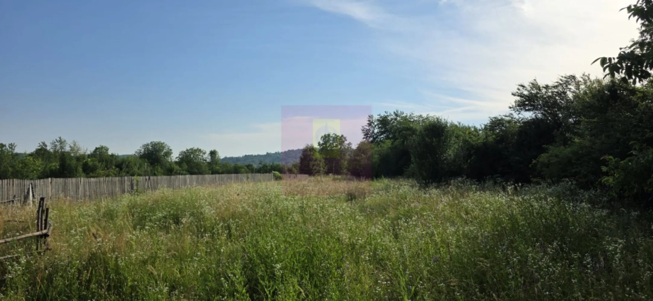 Teren 3026 de vanzare in Brebu - Teren intravilan de vânzare în Brebu, Prahova – 3.026 mp, toate utilitățile la proprietate

Agenția Imobiliară MERVANI vă propune spre vânzare un teren intravilan situat în comuna Brebu, una dintre cele mai apreciate zone rezidențiale și de vacanță din județul Prahova, renumită pentru liniște, aer curat și peisajele sale deosebite. Localitatea se află la doar câțiva kilometri de Câmpina și este înconjurată de dealuri și păduri, oferind un cadru natural ideal pentru locuire sau relaxare.

Terenul are o suprafață generoasă de 3.026 mp și o deschidere de 28 metri la drum asfaltat, fiind amplasat într-o zonă verde, retrasă și liniștită, predominată de case de vacanță și locuințe individuale.

Un avantaj important al proprietății îl reprezintă existența tuturor utilităților la limita terenului:

 apă;
 gaz natural;
 energie electrică;
 CATV;
 internet.

Datorită poziționării sale, terenul este ideal pentru construirea unei locuințe permanente, a unei case de vacanță sau pentru o investiție într-o zonă aflată în continuă dezvoltare.

Dacă vă doriți un loc unde natura, liniștea și accesul facil se îmbină perfect, această proprietate reprezintă o alegere excelentă.

Pentru informații suplimentare și programarea unei vizionări, contactați Agenția Imobiliară MERVANI la telefon 0729 935 536.