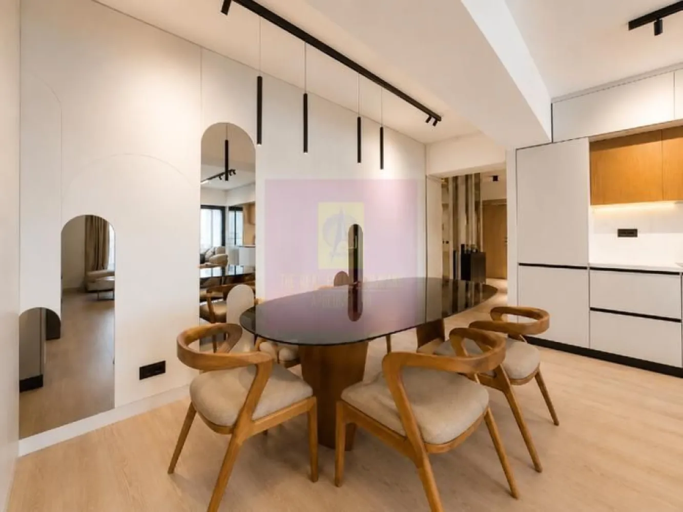 AP 3 CAM, LOC DE PARCARE/MOBILAT COMPLET/COMPLEX PRIVAT/ DRISTOR - Agentia Imobiliara Apulum 94, va propune spre vanzare
Apartament spațios cu trei camere si o baie, situat în zona Dristor– Calea Dudești, una dintre cele mai accesibile și dinamice zone din București. 
Proprietatea are o suprafață totală de 85,1 mp, cu o suprafață utilă de 69,1 mp, oferind un spațiu bine compartimentat și funcțional. 
Locuința este ideală pentru o familie sau pentru investiție, având un living generos cu zonă de dining și bucătărie, Două dormitoare, baie, hol, precum și spații suplimentare de tip logie și 2 balcoane. 
Balcon mare gen logia cu priveliste. 
Proprietatea dispune si de loc de parcare
Pretul nu include TVA