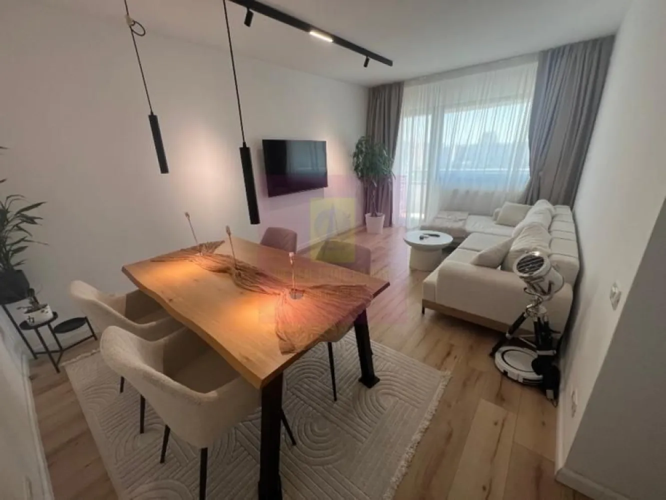 Ap 4 camere superb-Vedere la Parcul Morarilor-Mobilat modern-Centrală - Agentia Imobiliara Apulum 94, 

Vă prezentăm un apartament de 4 camere, cu o suprafață de aproximativ 86 mp, situat într-o zonă excelentă din Sectorul 2, chiar lângă Parcul Morarilor, ideal pentru familiile care își doresc confort, liniște și acces rapid la toate facilitățile orașului.

 Apartamentul a fost renovat complet și amenajat modern, cu mult bun gust, fiind pregătit pentru mutare imediată, fără investiții suplimentare.

Caracteristici:

✔ 4 camere spațioase și bine compartimentate
✔ Suprafață utilă de aproximativ 86 mp
✔ Etaj 9
✔ Centrală termică proprie
✔ Finisaje moderne și interior renovat complet
✔ Se vinde mobilat și utilat 
✔ Foarte luminos, cu o compartimentare practică și confortabilă.

Localizare excelentă:

 Parcul Morarilor – chiar lângă bloc, ideal pentru relaxare și activități în familie;
 Stație de metrou la câteva minute de mers pe jos;
 Kaufland în imediata apropiere;
 Grădiniță, școală și liceu la distanță foarte mică;
 Acces facil la mijloace de transport și principalele artere ale orașului.

Acest apartament reprezintă alegerea ideală pentru o familie care își dorește un cămin modern, într-o zonă foarte bine conectată și cu toate facilitățile la îndemână.
