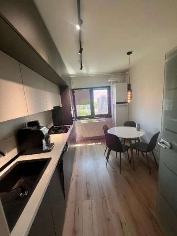 Ap 4 camere superb-Vedere la Parcul Morarilor-Mobilat modern-Centrală - Agentia Imobiliara Apulum 94, 

Vă prezentăm un apartament de 4 camere, cu o suprafață de aproximativ 86 mp, situat într-o zonă excelentă din Sectorul 2, chiar lângă Parcul Morarilor, ideal pentru familiile care își doresc confort, liniște și acces rapid la toate facilitățile orașului.

 Apartamentul a fost renovat complet și amenajat modern, cu mult bun gust, fiind pregătit pentru mutare imediată, fără investiții suplimentare.

Caracteristici:

✔ 4 camere spațioase și bine compartimentate
✔ Suprafață utilă de aproximativ 86 mp
✔ Etaj 9
✔ Centrală termică proprie
✔ Finisaje moderne și interior renovat complet
✔ Se vinde mobilat și utilat 
✔ Foarte luminos, cu o compartimentare practică și confortabilă.

Localizare excelentă:

 Parcul Morarilor – chiar lângă bloc, ideal pentru relaxare și activități în familie;
 Stație de metrou la câteva minute de mers pe jos;
 Kaufland în imediata apropiere;
 Grădiniță, școală și liceu la distanță foarte mică;
 Acces facil la mijloace de transport și principalele artere ale orașului.

Acest apartament reprezintă alegerea ideală pentru o familie care își dorește un cămin modern, într-o zonă foarte bine conectată și cu toate facilitățile la îndemână.