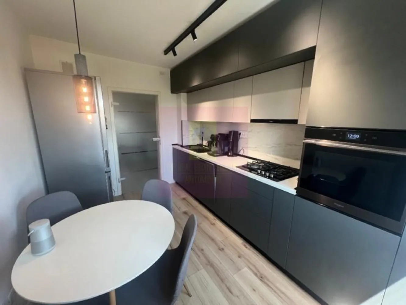 Ap 4 camere superb-Vedere la Parcul Morarilor-Mobilat modern-Centrală - Agentia Imobiliara Apulum 94, 

Vă prezentăm un apartament de 4 camere, cu o suprafață de aproximativ 86 mp, situat într-o zonă excelentă din Sectorul 2, chiar lângă Parcul Morarilor, ideal pentru familiile care își doresc confort, liniște și acces rapid la toate facilitățile orașului.

 Apartamentul a fost renovat complet și amenajat modern, cu mult bun gust, fiind pregătit pentru mutare imediată, fără investiții suplimentare.

Caracteristici:

✔ 4 camere spațioase și bine compartimentate
✔ Suprafață utilă de aproximativ 86 mp
✔ Etaj 9
✔ Centrală termică proprie
✔ Finisaje moderne și interior renovat complet
✔ Se vinde mobilat și utilat 
✔ Foarte luminos, cu o compartimentare practică și confortabilă.

Localizare excelentă:

 Parcul Morarilor – chiar lângă bloc, ideal pentru relaxare și activități în familie;
 Stație de metrou la câteva minute de mers pe jos;
 Kaufland în imediata apropiere;
 Grădiniță, școală și liceu la distanță foarte mică;
 Acces facil la mijloace de transport și principalele artere ale orașului.

Acest apartament reprezintă alegerea ideală pentru o familie care își dorește un cămin modern, într-o zonă foarte bine conectată și cu toate facilitățile la îndemână.
