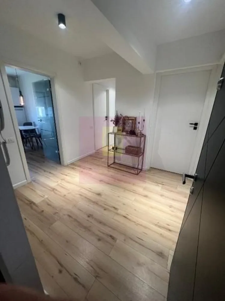 Ap 4 camere superb-Vedere la Parcul Morarilor-Mobilat modern-Centrală - Agentia Imobiliara Apulum 94, 

Vă prezentăm un apartament de 4 camere, cu o suprafață de aproximativ 86 mp, situat într-o zonă excelentă din Sectorul 2, chiar lângă Parcul Morarilor, ideal pentru familiile care își doresc confort, liniște și acces rapid la toate facilitățile orașului.

 Apartamentul a fost renovat complet și amenajat modern, cu mult bun gust, fiind pregătit pentru mutare imediată, fără investiții suplimentare.

Caracteristici:

✔ 4 camere spațioase și bine compartimentate
✔ Suprafață utilă de aproximativ 86 mp
✔ Etaj 9
✔ Centrală termică proprie
✔ Finisaje moderne și interior renovat complet
✔ Se vinde mobilat și utilat 
✔ Foarte luminos, cu o compartimentare practică și confortabilă.

Localizare excelentă:

 Parcul Morarilor – chiar lângă bloc, ideal pentru relaxare și activități în familie;
 Stație de metrou la câteva minute de mers pe jos;
 Kaufland în imediata apropiere;
 Grădiniță, școală și liceu la distanță foarte mică;
 Acces facil la mijloace de transport și principalele artere ale orașului.

Acest apartament reprezintă alegerea ideală pentru o familie care își dorește un cămin modern, într-o zonă foarte bine conectată și cu toate facilitățile la îndemână.