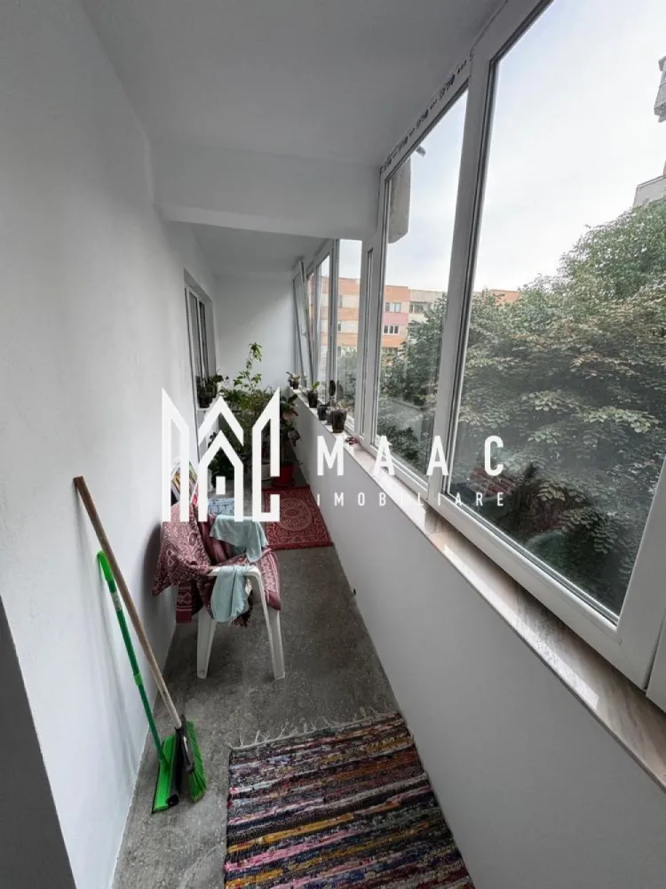 Inchiriez apartament 3 camere ultracentral - De închiriat! Apartament 3 camere, zona ultracentrală, lângă parcul Zăvoi. Este situat la etajul 2 din 10, cu sistem de încălzire automatizat, lift, 2 balcoane și 2 băi. Se închiriază pe o perioadă de un an, cu contract de închiriere și garanție. MAAC Imobiliare vă propune spre inchiriere un apartament cu 3 camere, ultracentral, aflat pe strada Splaiul Indepentei. Apartamentul are o suprafata de 70MP, si este situat la etajul2/10. Apartamentul este disponibil imediat si se poate inchiria in cel mai scurt timp. Pentru un comfort termic sporit a fost instalat gigacalorimetru Pret inchiriere 300 euro + 1 luna garanție. Apartamentul se inchiriaza pe o perioada minima de 1 an de zile cu contract inregistrat la Anaf. 📞 Pentru mai multe detalii și programarea unei vizionări, contactați echipa MAAC Imobiliare Râmnicu Vâlcea