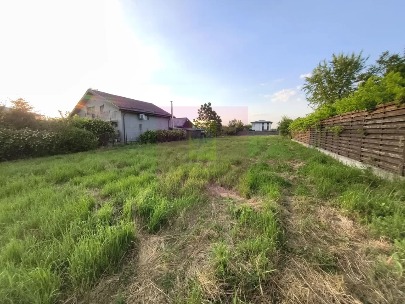 Teren cu acces facil la toate utilitățile lângă București - Vă propun spre cumpărare un teren foarte bun situat pe strada Pinului din localitatea 1 Decembrie, la 400ml de Supermarketul Lidl, cu acces facil la toate utilitățile (apă curentă, gaz, curent și canalizare) și la mijloace de transport în comun. Terenul este intravilan, este un teren amplasat între case, un teren cu un front stradal bun de 17,5 ml și cu o adâncime de 76ml. Această suprafață de teren de 1346 mp este optimă pentru 2-3 case individuale la curte sau pentru un proiect de case înșiruite. În vecinătatea terenului sunt case și vile noi, aici este deja formată o comunitate frumoasă, utilitățile sunt recent aduse și zona cunoaște deja o dezvoltare accelerată datorită facilităților, proximității față de oraș, de mijloacele de transport și accesului facil la centrele comerciale din zonă. Pentru mai multe detalii și programarea de vizionări nu ezitați să mă contactați. Daniel, Apulum94.