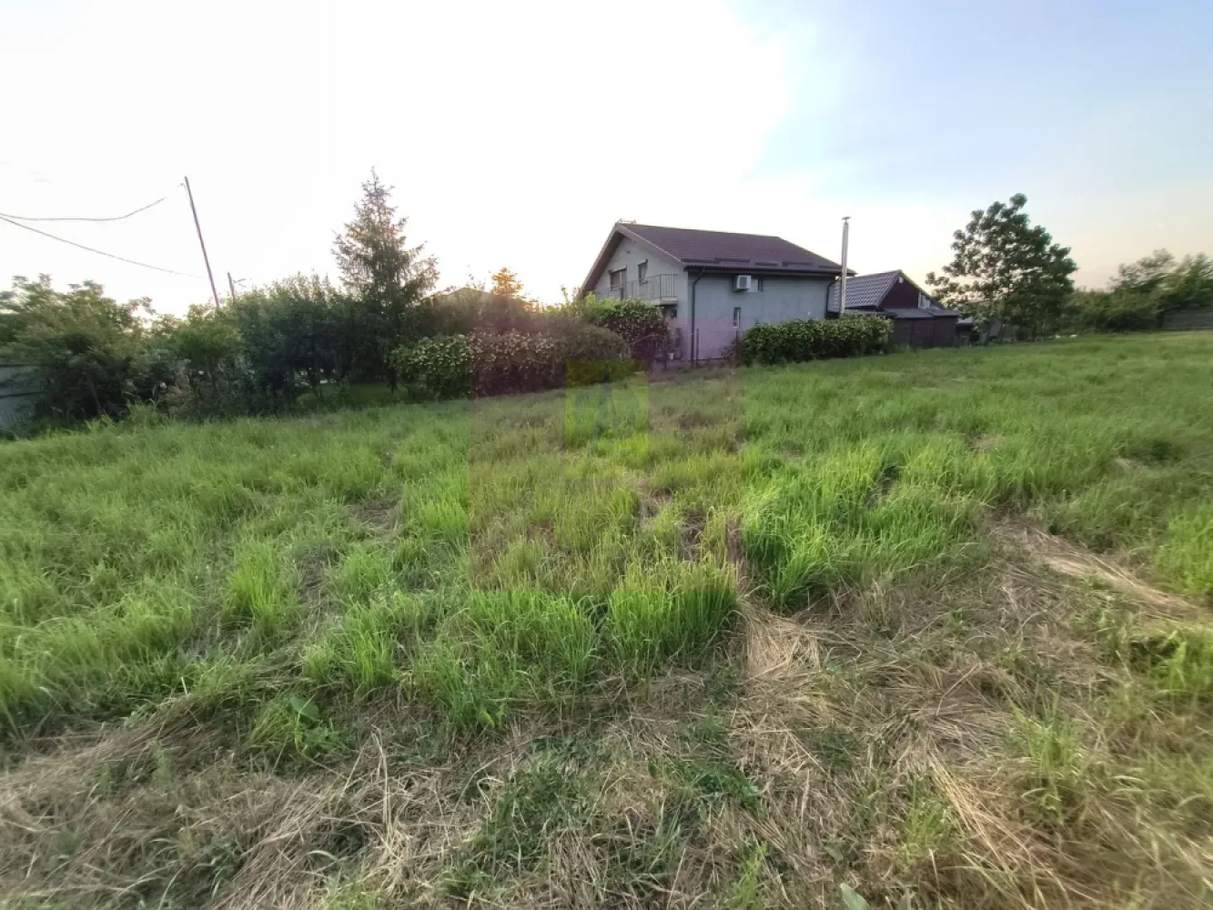 Teren cu acces facil la toate utilitățile lângă București - Vă propun spre cumpărare un teren foarte bun situat pe strada Pinului din localitatea 1 Decembrie, la 400ml de Supermarketul Lidl, cu acces facil la toate utilitățile (apă curentă, gaz, curent și canalizare) și la mijloace de transport în comun. Terenul este intravilan, este un teren amplasat între case, un teren cu un front stradal bun de 17,5 ml și cu o adâncime de 76ml. Această suprafață de teren de 1346 mp este optimă pentru 2-3 case individuale la curte sau pentru un proiect de case înșiruite. În vecinătatea terenului sunt case și vile noi, aici este deja formată o comunitate frumoasă, utilitățile sunt recent aduse și zona cunoaște deja o dezvoltare accelerată datorită facilităților, proximității față de oraș, de mijloacele de transport și accesului facil la centrele comerciale din zonă. Pentru mai multe detalii și programarea de vizionări nu ezitați să mă contactați. Daniel, Apulum94.