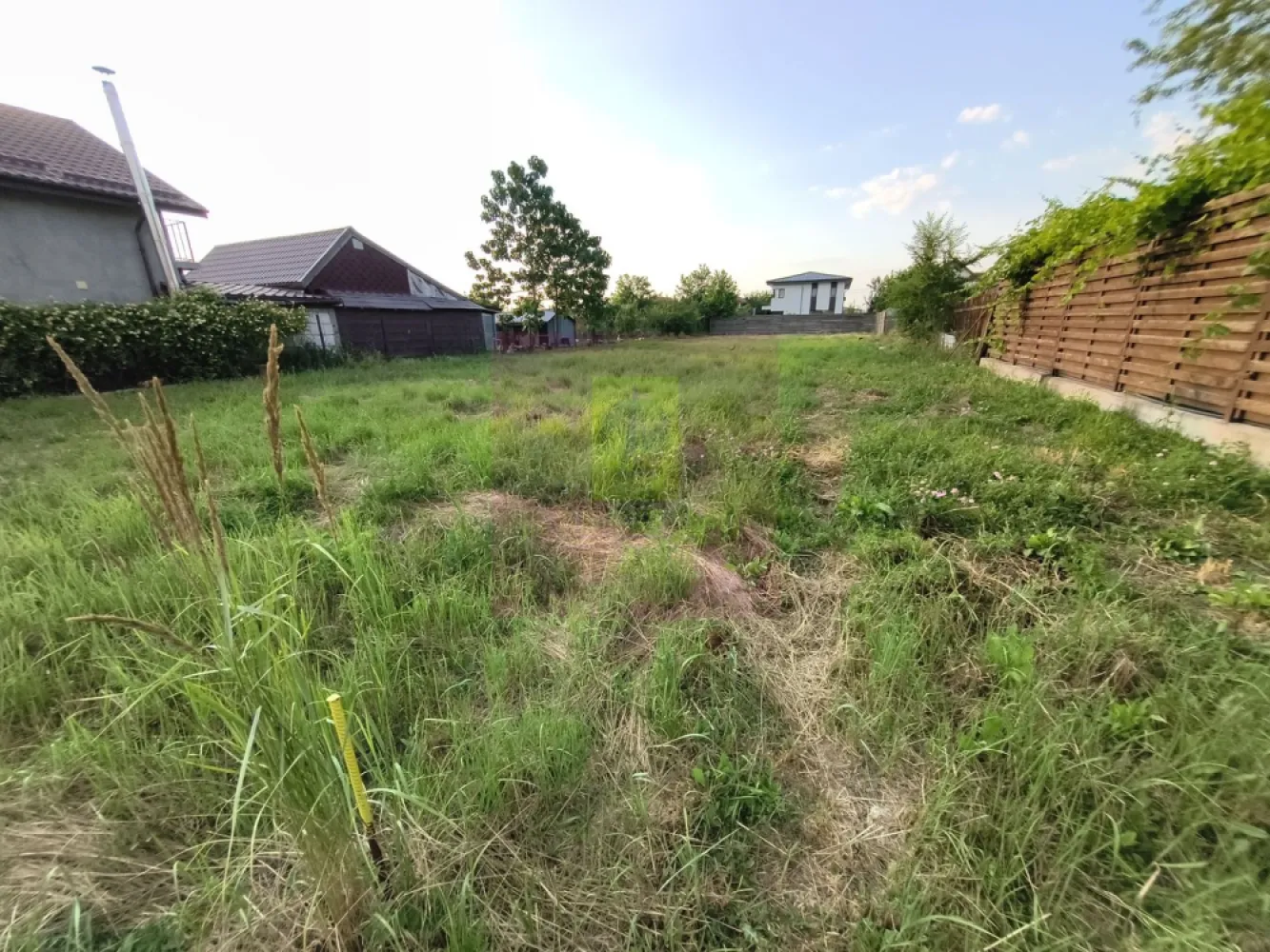 Teren cu acces facil la toate utilitățile lângă București - Vă propun spre cumpărare un teren foarte bun situat pe strada Pinului din localitatea 1 Decembrie, la 400ml de Supermarketul Lidl, cu acces facil la toate utilitățile (apă curentă, gaz, curent și canalizare) și la mijloace de transport în comun. Terenul este intravilan, este un teren amplasat între case, un teren cu un front stradal bun de 17,5 ml și cu o adâncime de 76ml. Această suprafață de teren de 1346 mp este optimă pentru 2-3 case individuale la curte sau pentru un proiect de case înșiruite. În vecinătatea terenului sunt case și vile noi, aici este deja formată o comunitate frumoasă, utilitățile sunt recent aduse și zona cunoaște deja o dezvoltare accelerată datorită facilităților, proximității față de oraș, de mijloacele de transport și accesului facil la centrele comerciale din zonă. Pentru mai multe detalii și programarea de vizionări nu ezitați să mă contactați. Daniel, Apulum94.