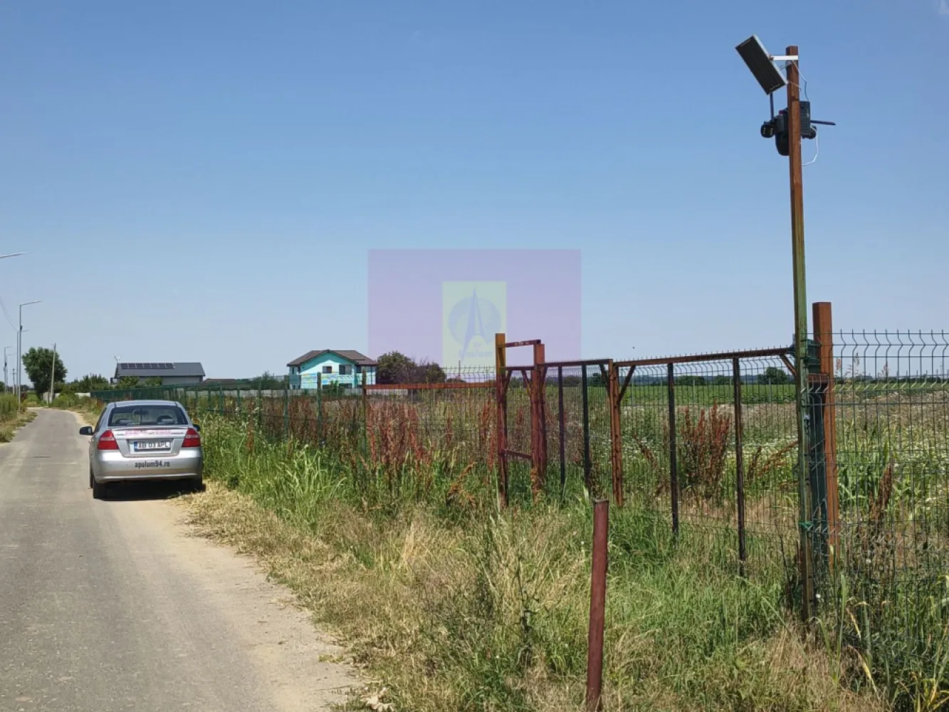Teren pentru casă aproape de București - La 20 km de București, în localitatea Copăceni din județul Ilfov, una din cele mai liniștite și plăcute localități din jurul Bucureștiului avem o parcelă de aproape 600 mp la vânzare, sunt 582 mp teren intravilan cu peste 30ml deschidere la asfalt, terenul se află într-o zonă cu perspective bune pentru o dezvoltare accelerată, sunt case noi în proximitate și avem la câteva sute de metri pădurea, în apropiere de teren sunt culturi de legume, cereale, flori și căpșuni. Terenul care se vinde are și proiect de casă iar proprietarul are cumpărat și fierul, se poate cumpăra fie doar terenul la prețul de 25.000 euro fie și terenul și fierul beton cu tot cu proiectul de casă la un preț de 30.000 de euro. Proprietarul este persoană fizică și tranzacția nu presupune TVA. Pentru mai multe detalii și programarea de vizionări nu ezitați să mă contactați, Daniel, Apulum94.