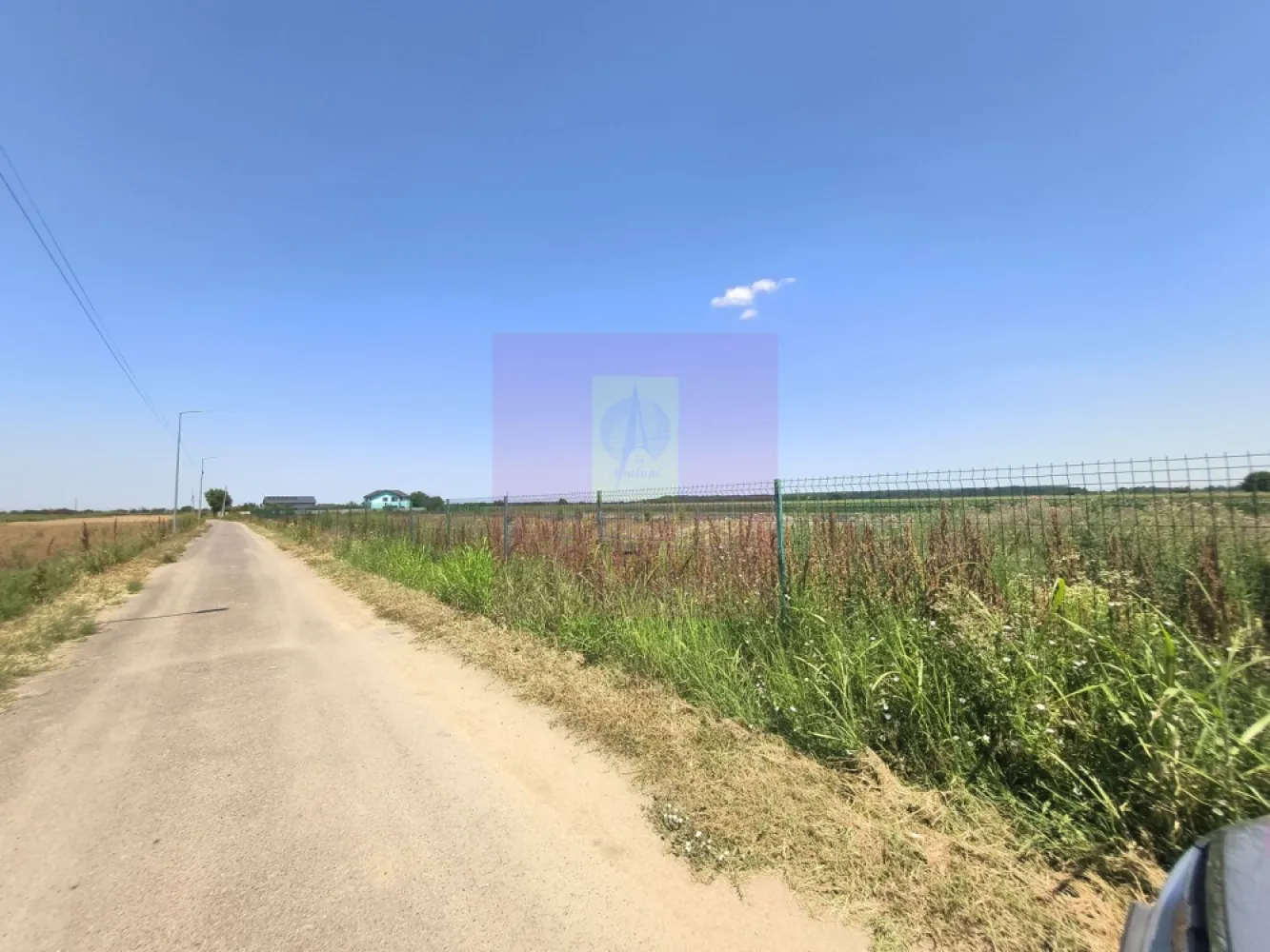 Teren pentru casă aproape de București - La 20 km de București, în localitatea Copăceni din județul Ilfov, una din cele mai liniștite și plăcute localități din jurul Bucureștiului avem o parcelă de aproape 600 mp la vânzare, sunt 582 mp teren intravilan cu peste 30ml deschidere la asfalt, terenul se află într-o zonă cu perspective bune pentru o dezvoltare accelerată, sunt case noi în proximitate și avem la câteva sute de metri pădurea, în apropiere de teren sunt culturi de legume, cereale, flori și căpșuni. Terenul care se vinde are și proiect de casă iar proprietarul are cumpărat și fierul, se poate cumpăra fie doar terenul la prețul de 25.000 euro fie și terenul și fierul beton cu tot cu proiectul de casă la un preț de 30.000 de euro. Proprietarul este persoană fizică și tranzacția nu presupune TVA. Pentru mai multe detalii și programarea de vizionări nu ezitați să mă contactați, Daniel, Apulum94.