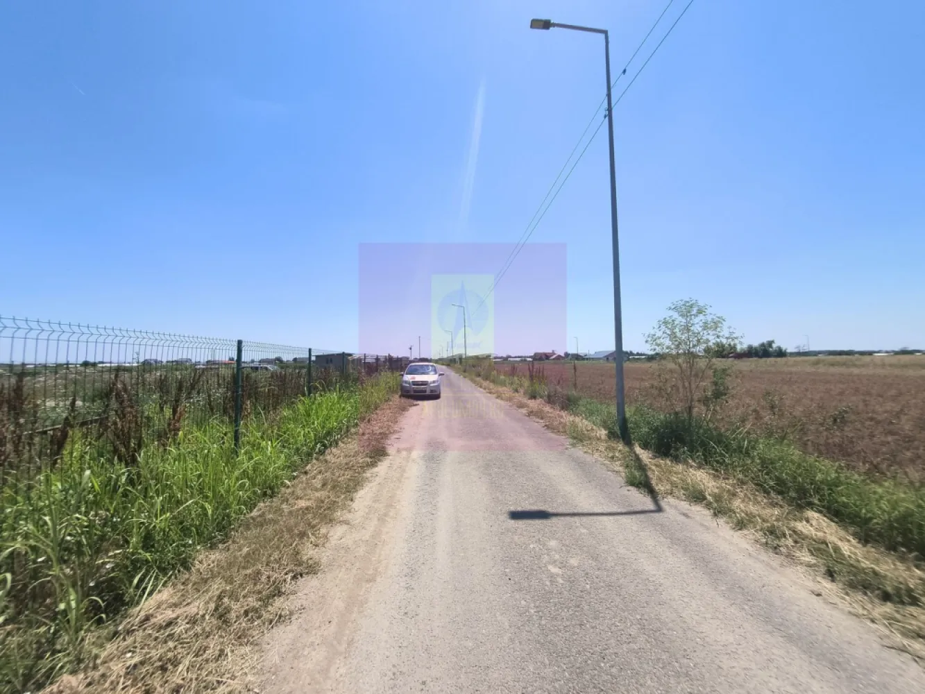 Teren pentru casă aproape de București - La 20 km de București, în localitatea Copăceni din județul Ilfov, una din cele mai liniștite și plăcute localități din jurul Bucureștiului avem o parcelă de aproape 600 mp la vânzare, sunt 582 mp teren intravilan cu peste 30ml deschidere la asfalt, terenul se află într-o zonă cu perspective bune pentru o dezvoltare accelerată, sunt case noi în proximitate și avem la câteva sute de metri pădurea, în apropiere de teren sunt culturi de legume, cereale, flori și căpșuni. Terenul care se vinde are și proiect de casă iar proprietarul are cumpărat și fierul, se poate cumpăra fie doar terenul la prețul de 25.000 euro fie și terenul și fierul beton cu tot cu proiectul de casă la un preț de 30.000 de euro. Proprietarul este persoană fizică și tranzacția nu presupune TVA. Pentru mai multe detalii și programarea de vizionări nu ezitați să mă contactați, Daniel, Apulum94.