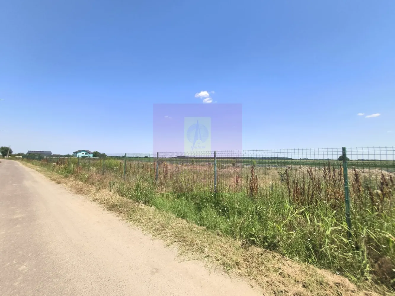 Teren pentru casă aproape de București - La 20 km de București, în localitatea Copăceni din județul Ilfov, una din cele mai liniștite și plăcute localități din jurul Bucureștiului avem o parcelă de aproape 600 mp la vânzare, sunt 582 mp teren intravilan cu peste 30ml deschidere la asfalt, terenul se află într-o zonă cu perspective bune pentru o dezvoltare accelerată, sunt case noi în proximitate și avem la câteva sute de metri pădurea, în apropiere de teren sunt culturi de legume, cereale, flori și căpșuni. Terenul care se vinde are și proiect de casă iar proprietarul are cumpărat și fierul, se poate cumpăra fie doar terenul la prețul de 25.000 euro fie și terenul și fierul beton cu tot cu proiectul de casă la un preț de 30.000 de euro. Proprietarul este persoană fizică și tranzacția nu presupune TVA. Pentru mai multe detalii și programarea de vizionări nu ezitați să mă contactați, Daniel, Apulum94.