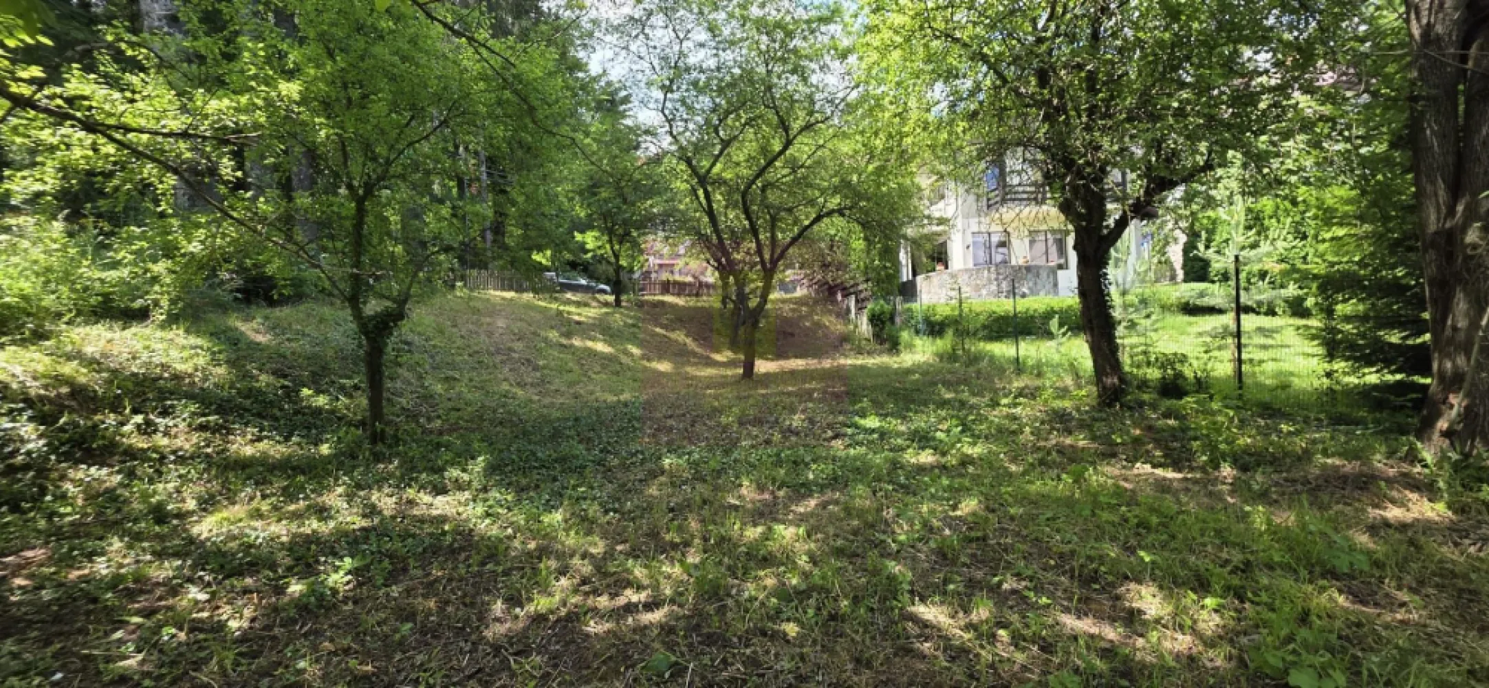 Teren exclusivist pentru dezvoltare imobiliară – Zona Furnica, Sinaia - MERVANI Imobiliare vă prezintă unul dintre ultimele terenuri disponibile pentru dezvoltare în prestigiosul cartier Furnica din Sinaia, una dintre cele mai căutate zone ale stațiunii regale.

Cu o suprafață de 780 mp și o deschidere generoasă de 30 metri, proprietatea oferă condiții excelente pentru dezvoltarea unui imobil cu apartamente de vacanță premium, beneficiind de o poziționare excepțională, la doar câteva minute de Castelul Peleș și de principalele atracții turistice ale stațiunii. Zona Furnica este recunoscută pentru proximitatea față de Castelul Peleș și pentru caracterul său exclusivist.

Terenul impresionează prin panorama spectaculoasă asupra Munților Bucegi și a orașului Sinaia, oferind viitorului proiect un avantaj competitiv important într-o piață în care apartamentele de vacanță premium sunt foarte căutate.

Toate utilitățile (apă, canalizare, gaze naturale și energie electrică) sunt disponibile la limita proprietății, facilitând demararea rapidă a investiției.

Această proprietate se adresează în special dezvoltatorilor imobiliari care urmăresc realizarea unui proiect exclusivist într-o zonă cu ofertă limitată de terenuri și cu un potențial ridicat de valorificare. În Sinaia, apartamentele noi din zonele premium ating frecvent valori de aproximativ 3.000 €/mp sau chiar mai mult, în funcție de poziționare și nivelul finisajelor, ceea ce conferă proiectelor de acest tip un potențial investițional deosebit.

Caracteristici principale:

 Suprafață teren: 780 mp
 Deschidere: 30 m
 Zonă exclusivistă – Furnica, Sinaia
 Panoramă deosebită asupra Munților Bucegi
 Utilități la limita proprietății
 Aproape de Castelul Peleș
 Ideal pentru dezvoltarea unui ansamblu de apartamente de vacanță

Preț: 400.000 Euro

Dacă sunteți în căutarea unui teren cu adevărat valoros, într-o locație unde oportunitățile sunt din ce în ce mai rare, această proprietate reprezintă o investiție cu perspective excelente pe termen lung.
