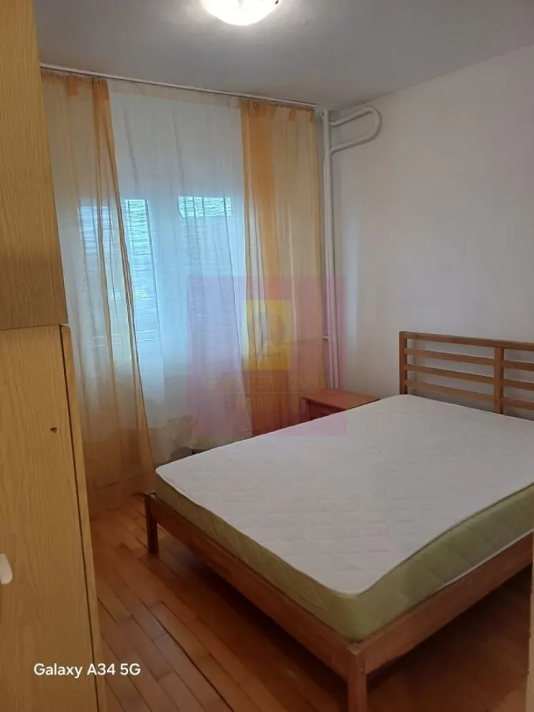 2 camere, Uverturii, zona Lujerului, zona Gorjului, Militari - Agentia Imobiliara Apulum 94
Vinde: Apartament 2 camere- 2 balcoane, zona Bulevardul Uverturii, - zona Lujerului,( sector 6), semidecomandat, Ideal pentru investitie sau familie.
Descriere: Apartament cu 2 camere. Locuinta se afla la etajul 4/8, intr-un bloc construit in anul 1982, curat si fara risc seismic. Suprafata totala este de 56 mp, compartimentarea fiind semidecomandata( se poate decomanda prin perete rigips), cu 1 bai si 2 balcoane. Apartamentul se afla in stare nerenovata (necesita modernizare integrala), aspect reflectat direct in pretul de vanzare avantajos. Reprezinta o oportunitate excelenta pentru cei care doresc sa isi configureze finisajele de la zero, perfecta pentru o familie tanara sau un designer de interior care doreste sa creeze un spatiu modern, fara a plati in plus pentru finisajele altcuiva. Blocul dispune de lift si vecini linistiti. Oportun si pentru o investitie ulterioara in vederea inchirierii. Toate actele sunt la zi. Pret: 110.000 Euro ( usor negociabil).