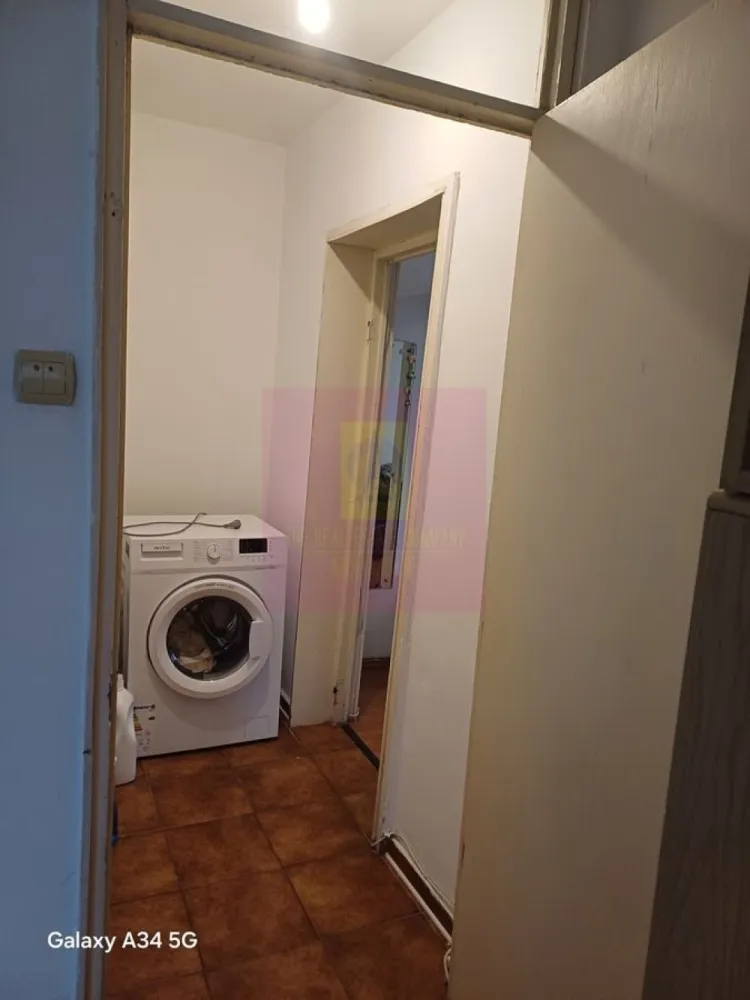 2 camere, Uverturii, zona Lujerului, zona Gorjului, Militari - Agentia Imobiliara Apulum 94
Vinde: Apartament 2 camere- 2 balcoane, zona Bulevardul Uverturii, - zona Lujerului,( sector 6), semidecomandat, Ideal pentru investitie sau familie.
Descriere: Apartament cu 2 camere. Locuinta se afla la etajul 4/8, intr-un bloc construit in anul 1982, curat si fara risc seismic. Suprafata totala este de 56 mp, compartimentarea fiind semidecomandata( se poate decomanda prin perete rigips), cu 1 bai si 2 balcoane. Apartamentul se afla in stare nerenovata (necesita modernizare integrala), aspect reflectat direct in pretul de vanzare avantajos. Reprezinta o oportunitate excelenta pentru cei care doresc sa isi configureze finisajele de la zero, perfecta pentru o familie tanara sau un designer de interior care doreste sa creeze un spatiu modern, fara a plati in plus pentru finisajele altcuiva. Blocul dispune de lift si vecini linistiti. Oportun si pentru o investitie ulterioara in vederea inchirierii. Toate actele sunt la zi. Pret: 110.000 Euro ( usor negociabil).
