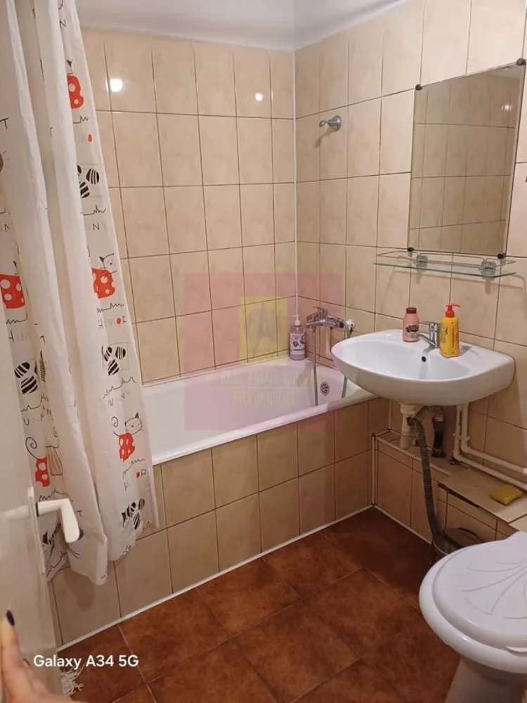 2 camere, Uverturii, zona Lujerului, zona Gorjului, Militari - Agentia Imobiliara Apulum 94
Vinde: Apartament 2 camere- 2 balcoane, zona Bulevardul Uverturii, - zona Lujerului,( sector 6), semidecomandat, Ideal pentru investitie sau familie.
Descriere: Apartament cu 2 camere. Locuinta se afla la etajul 4/8, intr-un bloc construit in anul 1982, curat si fara risc seismic. Suprafata totala este de 56 mp, compartimentarea fiind semidecomandata( se poate decomanda prin perete rigips), cu 1 bai si 2 balcoane. Apartamentul se afla in stare nerenovata (necesita modernizare integrala), aspect reflectat direct in pretul de vanzare avantajos. Reprezinta o oportunitate excelenta pentru cei care doresc sa isi configureze finisajele de la zero, perfecta pentru o familie tanara sau un designer de interior care doreste sa creeze un spatiu modern, fara a plati in plus pentru finisajele altcuiva. Blocul dispune de lift si vecini linistiti. Oportun si pentru o investitie ulterioara in vederea inchirierii. Toate actele sunt la zi. Pret: 110.000 Euro ( usor negociabil).