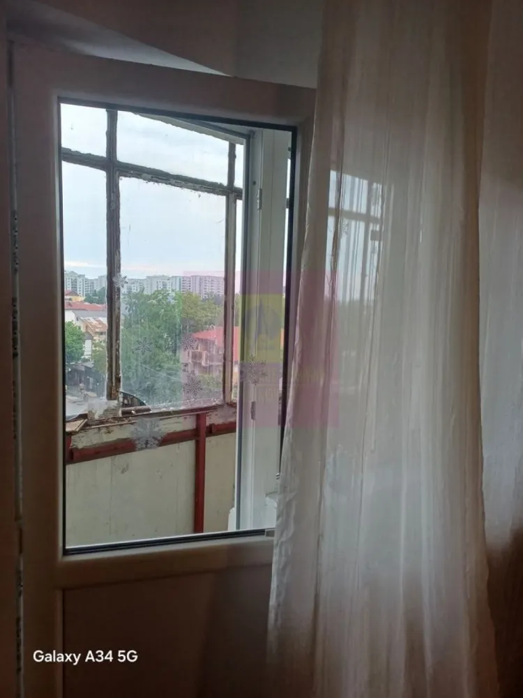 2 camere, Uverturii, zona Lujerului, zona Gorjului, Militari - Agentia Imobiliara Apulum 94
Vinde: Apartament 2 camere- 2 balcoane, zona Bulevardul Uverturii, - zona Lujerului,( sector 6), semidecomandat, Ideal pentru investitie sau familie.
Descriere: Apartament cu 2 camere. Locuinta se afla la etajul 4/8, intr-un bloc construit in anul 1982, curat si fara risc seismic. Suprafata totala este de 56 mp, compartimentarea fiind semidecomandata( se poate decomanda prin perete rigips), cu 1 bai si 2 balcoane. Apartamentul se afla in stare nerenovata (necesita modernizare integrala), aspect reflectat direct in pretul de vanzare avantajos. Reprezinta o oportunitate excelenta pentru cei care doresc sa isi configureze finisajele de la zero, perfecta pentru o familie tanara sau un designer de interior care doreste sa creeze un spatiu modern, fara a plati in plus pentru finisajele altcuiva. Blocul dispune de lift si vecini linistiti. Oportun si pentru o investitie ulterioara in vederea inchirierii. Toate actele sunt la zi. Pret: 110.000 Euro ( usor negociabil).