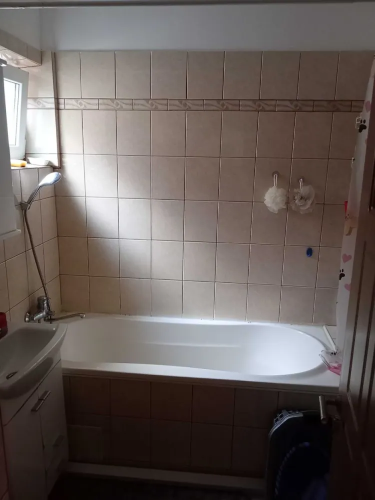 BRASADAS vinde ap 3 cam in Micro 16 la etajul 4/4. - Agentia Imobiliara BRASADAS vinde apartament cu 3 camere in Micro 16 M16 la etajul 4 din 4.
Apartamentul are 2 bai, 1 debara, centrala termica, aer condiționat în fiecare cameră.
Este situat in zonă liniștită și are în apropiere școli , grădiniță , magazine , piața , stație de autobuz.
www.brasadas.com