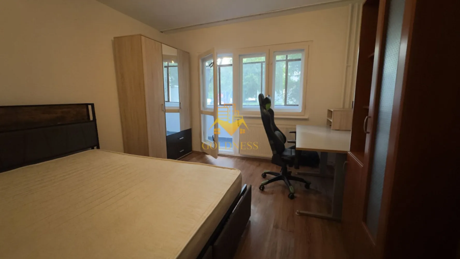 3 camere, decomandate, 2 balcoane, 2 bai, Manastur Zona 18 GYM, Tasnad - GOLDNESS Imobiliare vă propune spre închiriere un apartament cu 3 camere complet mobilat și utilat, la Parter într-un imobil de 4 etaje, în Cartierul Manastur.
Posibilitate de parcare in zona!
Se află în apropierea stațiilor de transport în comun, magazine, restaurante, spații verzi, farmacii, etc. 

Apartamentul este compartimentat astfel:
 - dormitor cu pat matrimonial, dulap pentru haine, noptiere, birou
 - dormitor cu pat matrimonial, spatiu pentru depozitare, masuta pentru canapea
 - dormitor cu pat, dulap pentru haine, birou
 - bucatarie complet mobilata, utilata, loc de luat masa
 - baie cu cada, calorifer port prosop și dulap pentru depozitare.
 - baie de serviciu
 - 2 balcoane.

Imobilul este dotat cu toate cele necesare- centrală proprie, frigider, aragaz, hotă, mașină de spălat haine, etc. 

Dacă sunteți interesați de acest apartament și doriți să îl vizionați, dar și pentru alte oferte nu ezitați să ne contactați telefonic sau prin e-mail. Vă stăm la dispoziție!

Pentru intermediere se percepe un comision de 50% din prețul chiriei!