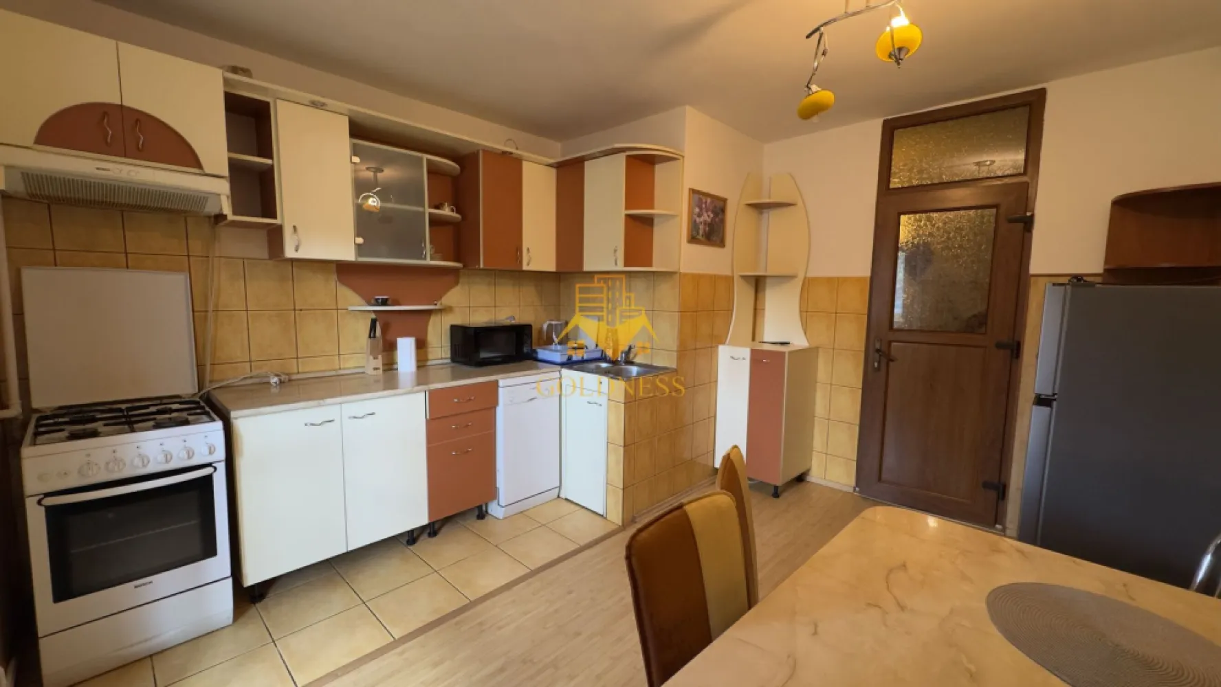 3 camere, decomandate, 2 balcoane, 2 bai, Manastur Zona 18 GYM, Tasnad - GOLDNESS Imobiliare vă propune spre închiriere un apartament cu 3 camere complet mobilat și utilat, la Parter într-un imobil de 4 etaje, în Cartierul Manastur.
Posibilitate de parcare in zona!
Se află în apropierea stațiilor de transport în comun, magazine, restaurante, spații verzi, farmacii, etc. 

Apartamentul este compartimentat astfel:
 - dormitor cu pat matrimonial, dulap pentru haine, noptiere, birou
 - dormitor cu pat matrimonial, spatiu pentru depozitare, masuta pentru canapea
 - dormitor cu pat, dulap pentru haine, birou
 - bucatarie complet mobilata, utilata, loc de luat masa
 - baie cu cada, calorifer port prosop și dulap pentru depozitare.
 - baie de serviciu
 - 2 balcoane.

Imobilul este dotat cu toate cele necesare- centrală proprie, frigider, aragaz, hotă, mașină de spălat haine, etc. 

Dacă sunteți interesați de acest apartament și doriți să îl vizionați, dar și pentru alte oferte nu ezitați să ne contactați telefonic sau prin e-mail. Vă stăm la dispoziție!

Pentru intermediere se percepe un comision de 50% din prețul chiriei!