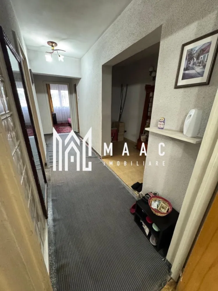 Inchiriez apartament 3 camere ultracentral - De închiriat! Apartament 3 camere, zona ultracentrală, lângă parcul Zăvoi. Este situat la etajul 2 din 10, cu sistem de încălzire automatizat, lift, 2 balcoane și 2 băi. Se închiriază pe o perioadă de un an, cu contract de închiriere și garanție. MAAC Imobiliare vă propune spre inchiriere un apartament cu 3 camere, ultracentral, aflat pe strada Splaiul Indepentei. Apartamentul are o suprafata de 70MP, si este situat la etajul2/10. Apartamentul este disponibil imediat si se poate inchiria in cel mai scurt timp. Pentru un comfort termic sporit a fost instalat gigacalorimetru Pret inchiriere 300 euro + 1 luna garanție. Apartamentul se inchiriaza pe o perioada minima de 1 an de zile cu contract inregistrat la Anaf. 📞 Pentru mai multe detalii și programarea unei vizionări, contactați echipa MAAC Imobiliare Râmnicu Vâlcea