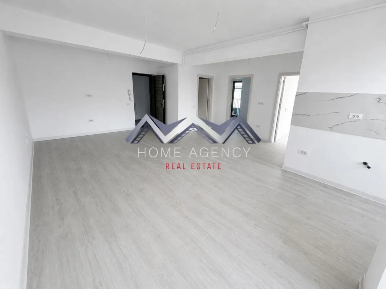 Apartament 3 camere Otopeni central | bloc nou, parcare, comision 0 - Vă propunem, spre vânzare, un apartament de 3 camere modern, situat într-un bloc nou D+P+3mansardat, aflat în zona centrală a orașului Otopeni. Este alegerea ideală atât pentru o locuință confortabilă și bine organizată, cât și pentru o investiție sigură și profitabilă.

Preț final: 155.000 euro (negociabil) TVA și 1 loc de parcare subteran inclus | comision 0

Compartimentarea a fost gândită astfel încât să ofere funcționalitate și confort. Livingul este integrat cu o bucătărie retrasă, pe o suprafață utilă de 33,56 mp, cu deschidere spre balcon. Cele două dormitoare sunt spațioase și primitoare, unul dintre ele beneficiază de acces direct către o terasă privată de 7,71 mp. Apartamentul dispune de o baie modernă, dotată cu duș walk-in și fereastră, precum și de un WC de serviciu separat, ceea ce sporește gradul de confort.

Confortul termic este asigurat de centrala proprie și încălzirea prin pardoseală, o soluție modernă care oferă o temperatură uniformă în toate camerele și contribuie la reducerea costurilor de întreținere. Apartamentul este racordat la toate utilitățile publice – apă, gaze, electricitate și canalizare – și dispune de un loc de parcare inclus în preț, pentru un plus de confort și siguranță.

Un alt avantaj important îl reprezintă poziționarea excelentă. Apartamentul se află la doar 10 minute de mers pe jos până la piață și magazine, iar școala este accesibilă la cel mult 15 minute pe jos (4 minute cu mașina). Totodată, în imediata apropiere există restaurante, supermarketuri, farmacii, bănci, transport public. Accesul către DN1, Centura Capitalei și Aeroportul Henri Coandă este rapid și facil, iar în perspectivă, zona va fi deservită și de viitoarea stație de metrou.

Prețul afișat nu include TVA. 

Programează acum o vizionare cu echipa de vânzări!