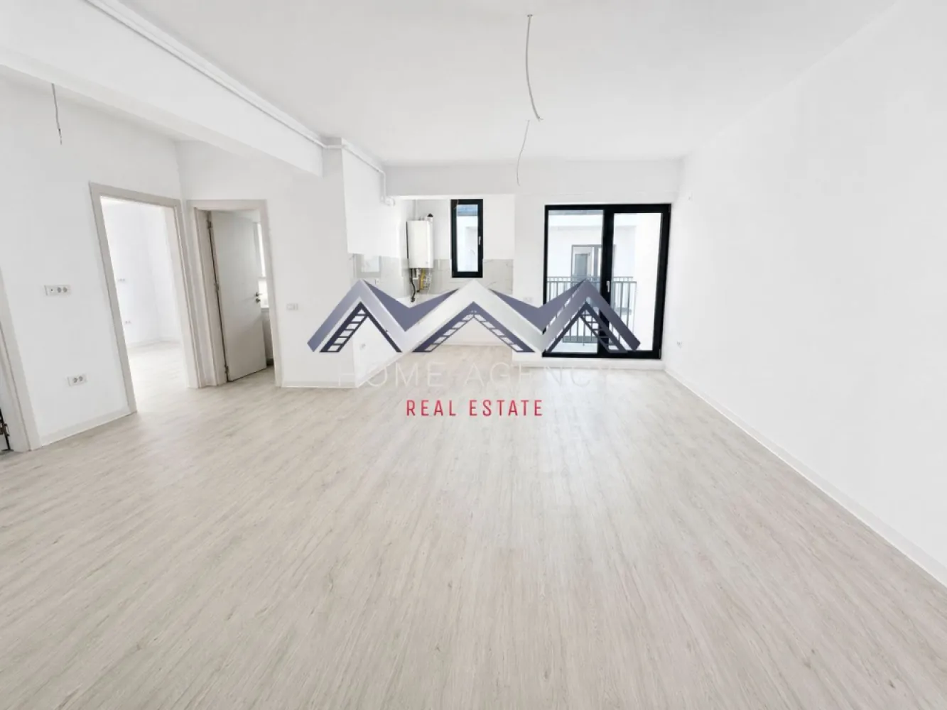 Apartament 3 camere Otopeni central | bloc nou, parcare, comision 0 - Vă propunem, spre vânzare, un apartament de 3 camere modern, situat într-un bloc nou D+P+3mansardat, aflat în zona centrală a orașului Otopeni. Este alegerea ideală atât pentru o locuință confortabilă și bine organizată, cât și pentru o investiție sigură și profitabilă.

Preț final: 155.000 euro (negociabil) TVA și 1 loc de parcare subteran inclus | comision 0

Compartimentarea a fost gândită astfel încât să ofere funcționalitate și confort. Livingul este integrat cu o bucătărie retrasă, pe o suprafață utilă de 33,56 mp, cu deschidere spre balcon. Cele două dormitoare sunt spațioase și primitoare, unul dintre ele beneficiază de acces direct către o terasă privată de 7,71 mp. Apartamentul dispune de o baie modernă, dotată cu duș walk-in și fereastră, precum și de un WC de serviciu separat, ceea ce sporește gradul de confort.

Confortul termic este asigurat de centrala proprie și încălzirea prin pardoseală, o soluție modernă care oferă o temperatură uniformă în toate camerele și contribuie la reducerea costurilor de întreținere. Apartamentul este racordat la toate utilitățile publice – apă, gaze, electricitate și canalizare – și dispune de un loc de parcare inclus în preț, pentru un plus de confort și siguranță.

Un alt avantaj important îl reprezintă poziționarea excelentă. Apartamentul se află la doar 10 minute de mers pe jos până la piață și magazine, iar școala este accesibilă la cel mult 15 minute pe jos (4 minute cu mașina). Totodată, în imediata apropiere există restaurante, supermarketuri, farmacii, bănci, transport public. Accesul către DN1, Centura Capitalei și Aeroportul Henri Coandă este rapid și facil, iar în perspectivă, zona va fi deservită și de viitoarea stație de metrou.

Prețul afișat nu include TVA. 

Programează acum o vizionare cu echipa de vânzări!