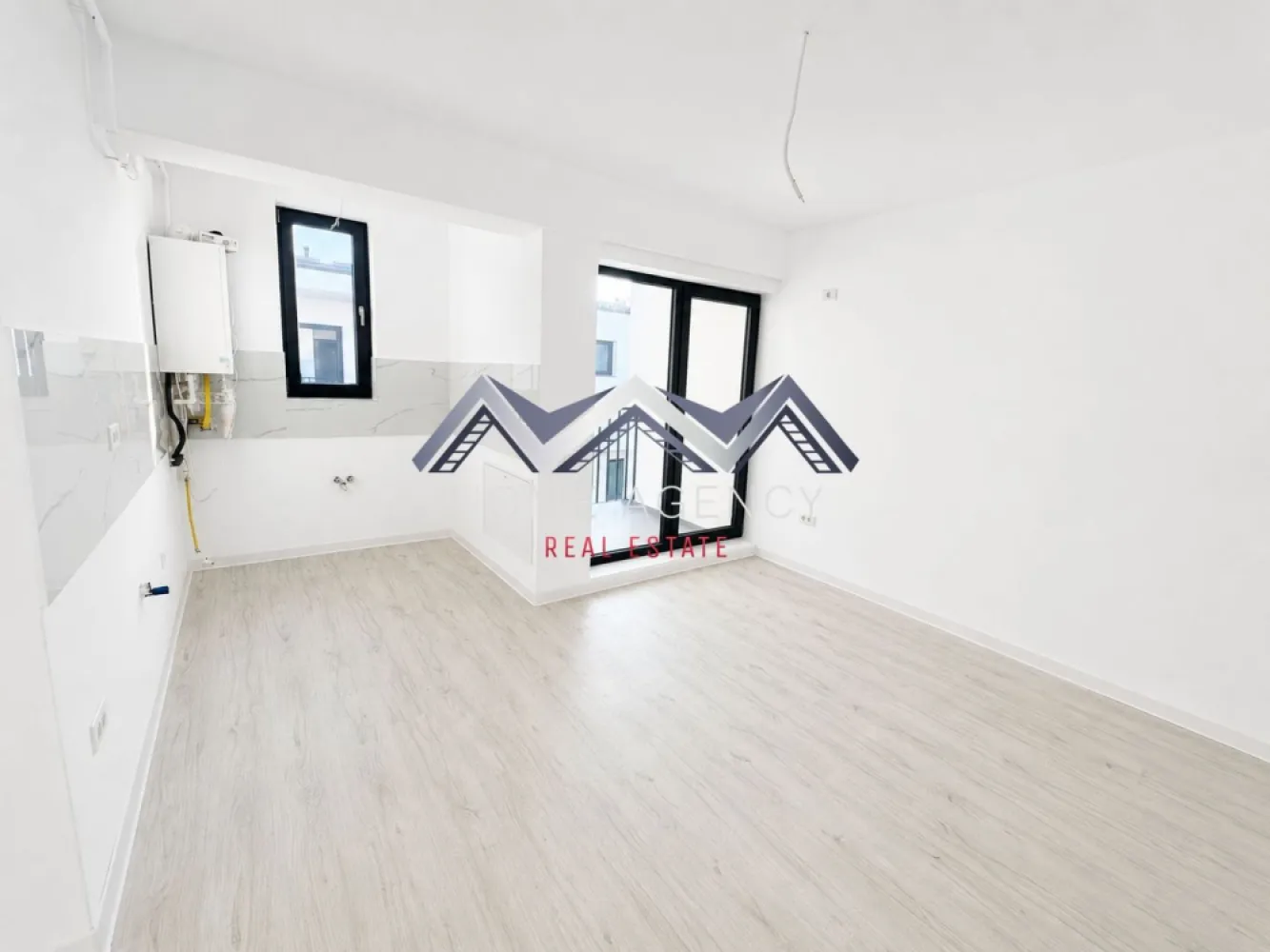 Apartament 3 camere Otopeni central | bloc nou, parcare, comision 0 - Vă propunem, spre vânzare, un apartament de 3 camere modern, situat într-un bloc nou D+P+3mansardat, aflat în zona centrală a orașului Otopeni. Este alegerea ideală atât pentru o locuință confortabilă și bine organizată, cât și pentru o investiție sigură și profitabilă.

Preț final: 155.000 euro (negociabil) TVA și 1 loc de parcare subteran inclus | comision 0

Compartimentarea a fost gândită astfel încât să ofere funcționalitate și confort. Livingul este integrat cu o bucătărie retrasă, pe o suprafață utilă de 33,56 mp, cu deschidere spre balcon. Cele două dormitoare sunt spațioase și primitoare, unul dintre ele beneficiază de acces direct către o terasă privată de 7,71 mp. Apartamentul dispune de o baie modernă, dotată cu duș walk-in și fereastră, precum și de un WC de serviciu separat, ceea ce sporește gradul de confort.

Confortul termic este asigurat de centrala proprie și încălzirea prin pardoseală, o soluție modernă care oferă o temperatură uniformă în toate camerele și contribuie la reducerea costurilor de întreținere. Apartamentul este racordat la toate utilitățile publice – apă, gaze, electricitate și canalizare – și dispune de un loc de parcare inclus în preț, pentru un plus de confort și siguranță.

Un alt avantaj important îl reprezintă poziționarea excelentă. Apartamentul se află la doar 10 minute de mers pe jos până la piață și magazine, iar școala este accesibilă la cel mult 15 minute pe jos (4 minute cu mașina). Totodată, în imediata apropiere există restaurante, supermarketuri, farmacii, bănci, transport public. Accesul către DN1, Centura Capitalei și Aeroportul Henri Coandă este rapid și facil, iar în perspectivă, zona va fi deservită și de viitoarea stație de metrou.

Prețul afișat nu include TVA. 

Programează acum o vizionare cu echipa de vânzări!