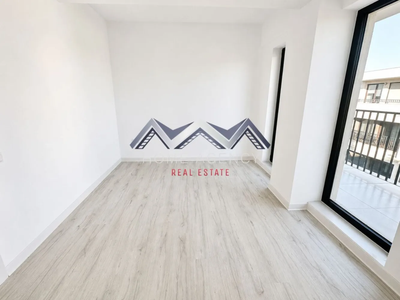 Apartament 3 camere Otopeni central | bloc nou, parcare, comision 0 - Vă propunem, spre vânzare, un apartament de 3 camere modern, situat într-un bloc nou D+P+3mansardat, aflat în zona centrală a orașului Otopeni. Este alegerea ideală atât pentru o locuință confortabilă și bine organizată, cât și pentru o investiție sigură și profitabilă.

Preț final: 155.000 euro (negociabil) TVA și 1 loc de parcare subteran inclus | comision 0

Compartimentarea a fost gândită astfel încât să ofere funcționalitate și confort. Livingul este integrat cu o bucătărie retrasă, pe o suprafață utilă de 33,56 mp, cu deschidere spre balcon. Cele două dormitoare sunt spațioase și primitoare, unul dintre ele beneficiază de acces direct către o terasă privată de 7,71 mp. Apartamentul dispune de o baie modernă, dotată cu duș walk-in și fereastră, precum și de un WC de serviciu separat, ceea ce sporește gradul de confort.

Confortul termic este asigurat de centrala proprie și încălzirea prin pardoseală, o soluție modernă care oferă o temperatură uniformă în toate camerele și contribuie la reducerea costurilor de întreținere. Apartamentul este racordat la toate utilitățile publice – apă, gaze, electricitate și canalizare – și dispune de un loc de parcare inclus în preț, pentru un plus de confort și siguranță.

Un alt avantaj important îl reprezintă poziționarea excelentă. Apartamentul se află la doar 10 minute de mers pe jos până la piață și magazine, iar școala este accesibilă la cel mult 15 minute pe jos (4 minute cu mașina). Totodată, în imediata apropiere există restaurante, supermarketuri, farmacii, bănci, transport public. Accesul către DN1, Centura Capitalei și Aeroportul Henri Coandă este rapid și facil, iar în perspectivă, zona va fi deservită și de viitoarea stație de metrou.

Prețul afișat nu include TVA. 

Programează acum o vizionare cu echipa de vânzări!