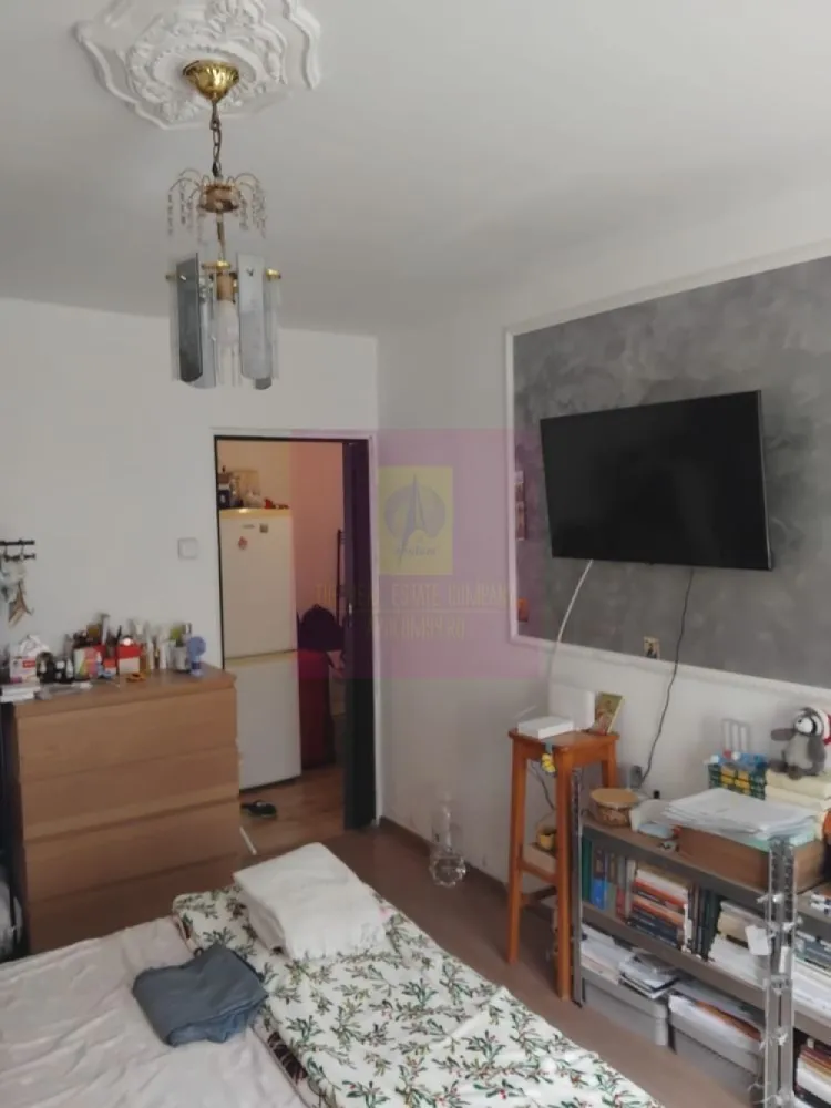 Garsoniera in Crangasi - Agentia Imobiliara Apulum 94

Ofera spre vanzare garsoniera situata in cartierul Crangasi, intr-o zona foarte bine conectata, la doar cateva minute de mers pe jos de Crangasi Metro Station, precum si de multiple mijloace de transport STB.

Proprietatea are o suprafata de 26 mp si este amplasata la etajul 2din 4 oferind o vedere deschisa si luminozitate pe tot parcursul zilei.

Garsoniera este dotata cu usa metalica si ferestre termopan, interior renovat acum 2ani gresie.faianta.parchet instalati sanitare etc.se vinde complet mobilata frigider.aragaz.masina de spalat.tv.etc.

Zona este una foarte apreciata, avand in apropiere Parcul Crangasi, Lacul Morii, Piata Crangasi, supermarketuri, farmacii, banci si alte facilitati, ceea ce face proprietatea ideala atat pentru locuit, cat si pentru investitie.

Datorita pozitiei si accesului la metrou, garsoniera reprezinta o oportunitate foarte buna pentru inchiriere, sau locuire

In prezent garsoniera este inchiriata

Acte pregatite pentru vanzare.