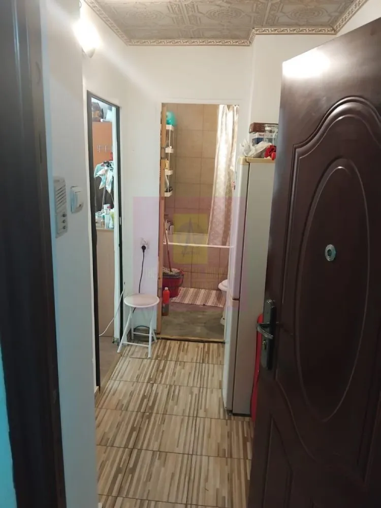 Garsoniera in Crangasi - Agentia Imobiliara Apulum 94

Ofera spre vanzare garsoniera situata in cartierul Crangasi, intr-o zona foarte bine conectata, la doar cateva minute de mers pe jos de Crangasi Metro Station, precum si de multiple mijloace de transport STB.

Proprietatea are o suprafata de 26 mp si este amplasata la etajul 2din 4 oferind o vedere deschisa si luminozitate pe tot parcursul zilei.

Garsoniera este dotata cu usa metalica si ferestre termopan, interior renovat acum 2ani gresie.faianta.parchet instalati sanitare etc.se vinde complet mobilata frigider.aragaz.masina de spalat.tv.etc.

Zona este una foarte apreciata, avand in apropiere Parcul Crangasi, Lacul Morii, Piata Crangasi, supermarketuri, farmacii, banci si alte facilitati, ceea ce face proprietatea ideala atat pentru locuit, cat si pentru investitie.

Datorita pozitiei si accesului la metrou, garsoniera reprezinta o oportunitate foarte buna pentru inchiriere, sau locuire

In prezent garsoniera este inchiriata

Acte pregatite pentru vanzare.