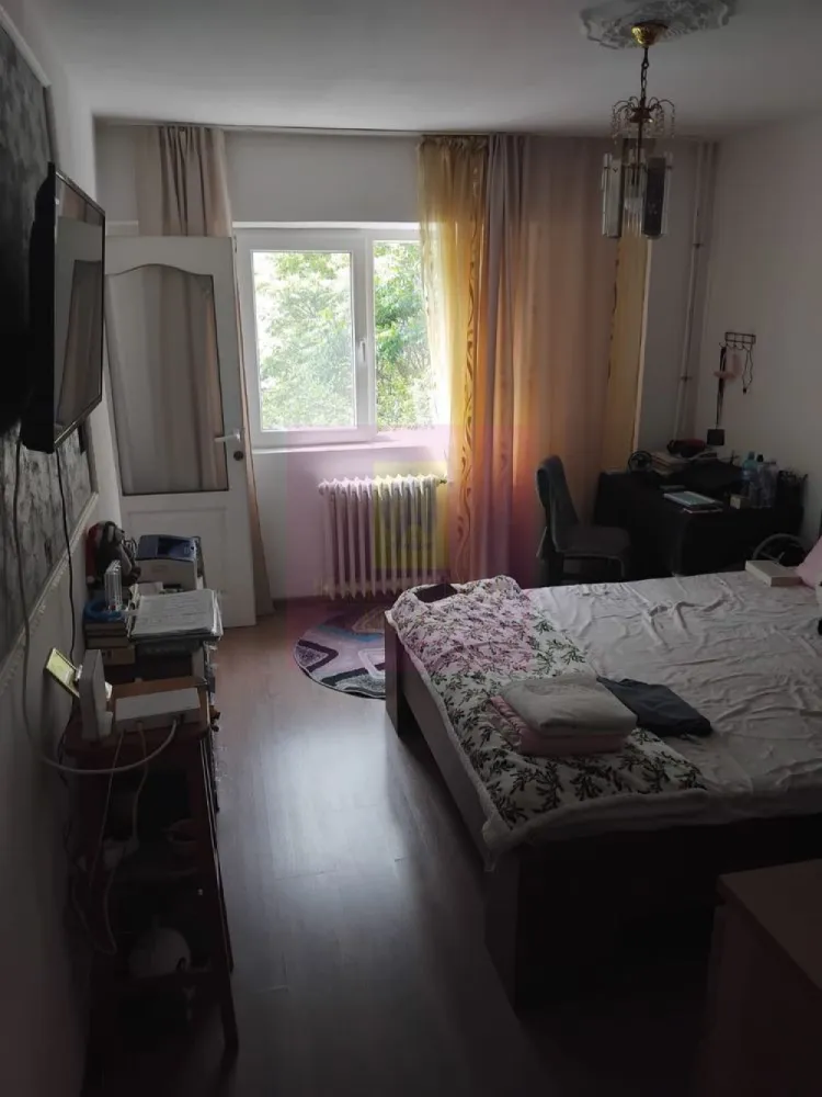 Garsoniera in Crangasi - Agentia Imobiliara Apulum 94

Ofera spre vanzare garsoniera situata in cartierul Crangasi, intr-o zona foarte bine conectata, la doar cateva minute de mers pe jos de Crangasi Metro Station, precum si de multiple mijloace de transport STB.

Proprietatea are o suprafata de 26 mp si este amplasata la etajul 2din 4 oferind o vedere deschisa si luminozitate pe tot parcursul zilei.

Garsoniera este dotata cu usa metalica si ferestre termopan, interior renovat acum 2ani gresie.faianta.parchet instalati sanitare etc.se vinde complet mobilata frigider.aragaz.masina de spalat.tv.etc.

Zona este una foarte apreciata, avand in apropiere Parcul Crangasi, Lacul Morii, Piata Crangasi, supermarketuri, farmacii, banci si alte facilitati, ceea ce face proprietatea ideala atat pentru locuit, cat si pentru investitie.

Datorita pozitiei si accesului la metrou, garsoniera reprezinta o oportunitate foarte buna pentru inchiriere, sau locuire

In prezent garsoniera este inchiriata

Acte pregatite pentru vanzare.