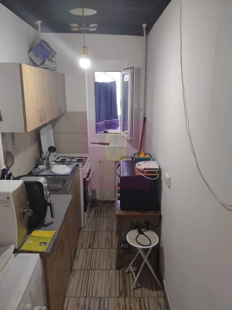 Garsoniera in Crangasi - Agentia Imobiliara Apulum 94

Ofera spre vanzare garsoniera situata in cartierul Crangasi, intr-o zona foarte bine conectata, la doar cateva minute de mers pe jos de Crangasi Metro Station, precum si de multiple mijloace de transport STB.

Proprietatea are o suprafata de 26 mp si este amplasata la etajul 2din 4 oferind o vedere deschisa si luminozitate pe tot parcursul zilei.

Garsoniera este dotata cu usa metalica si ferestre termopan, interior renovat acum 2ani gresie.faianta.parchet instalati sanitare etc.se vinde complet mobilata frigider.aragaz.masina de spalat.tv.etc.

Zona este una foarte apreciata, avand in apropiere Parcul Crangasi, Lacul Morii, Piata Crangasi, supermarketuri, farmacii, banci si alte facilitati, ceea ce face proprietatea ideala atat pentru locuit, cat si pentru investitie.

Datorita pozitiei si accesului la metrou, garsoniera reprezinta o oportunitate foarte buna pentru inchiriere, sau locuire

In prezent garsoniera este inchiriata

Acte pregatite pentru vanzare.