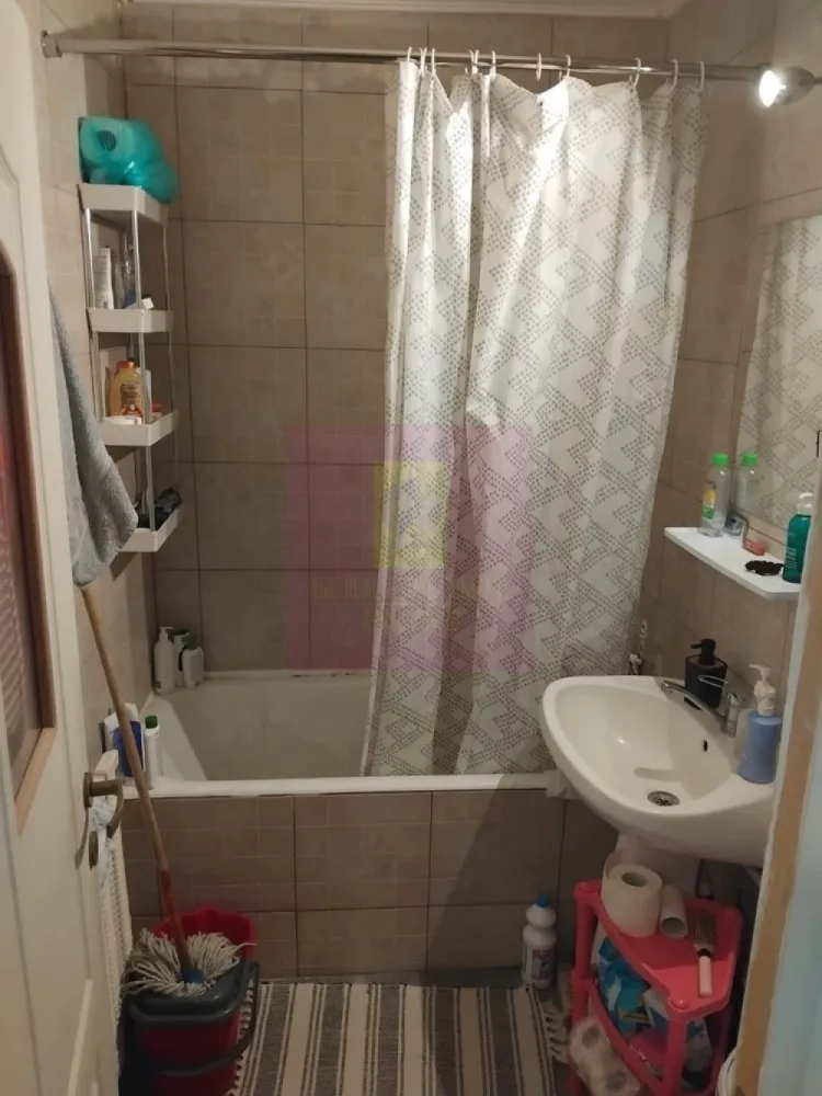 Garsoniera in Crangasi - Agentia Imobiliara Apulum 94

Ofera spre vanzare garsoniera situata in cartierul Crangasi, intr-o zona foarte bine conectata, la doar cateva minute de mers pe jos de Crangasi Metro Station, precum si de multiple mijloace de transport STB.

Proprietatea are o suprafata de 26 mp si este amplasata la etajul 2din 4 oferind o vedere deschisa si luminozitate pe tot parcursul zilei.

Garsoniera este dotata cu usa metalica si ferestre termopan, interior renovat acum 2ani gresie.faianta.parchet instalati sanitare etc.se vinde complet mobilata frigider.aragaz.masina de spalat.tv.etc.

Zona este una foarte apreciata, avand in apropiere Parcul Crangasi, Lacul Morii, Piata Crangasi, supermarketuri, farmacii, banci si alte facilitati, ceea ce face proprietatea ideala atat pentru locuit, cat si pentru investitie.

Datorita pozitiei si accesului la metrou, garsoniera reprezinta o oportunitate foarte buna pentru inchiriere, sau locuire

In prezent garsoniera este inchiriata

Acte pregatite pentru vanzare.