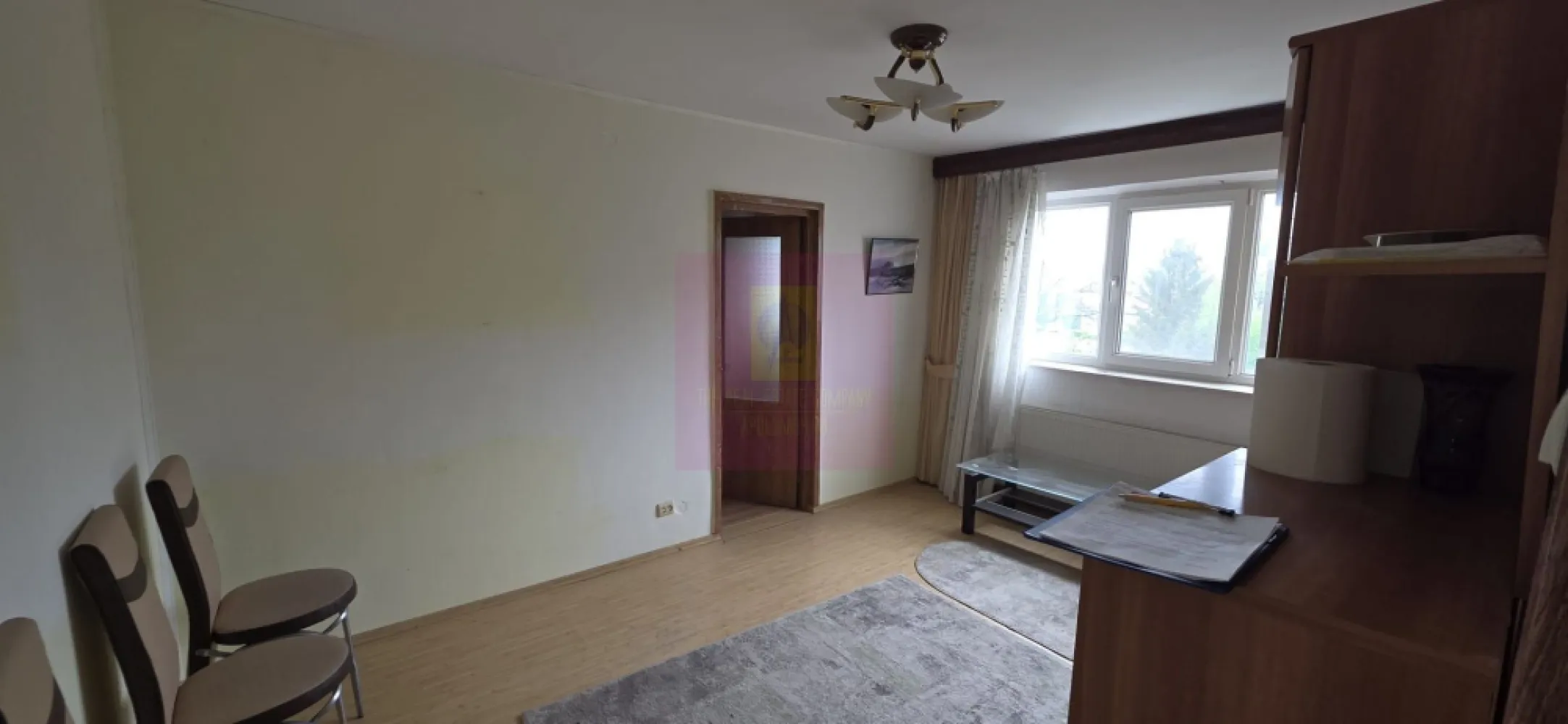 Apartament cu 3 camere de vanzare in Campina, central - Apartament semidecomandat cu 3 camere de vânzare în zona centrală a municipiului Câmpina

Agenția Imobiliară Mervani vă prezintă spre vânzare un apartament cu 3 camere, semidecomandat, situat în zona centrală a municipiului Câmpina, într-o locație apreciată pentru accesul facil către principalele puncte de interes ale orașului.

Apartamentul este amplasat la etajul 3 al unui bloc cu 4 etaje, construit în anul 1973, și oferă o compartimentare practică, potrivită atât pentru o familie, cât și pentru persoanele care își doresc o locuință într-o zonă centrală.

Proprietatea beneficiază de:

 centrală termică proprie;
 tâmplărie PVC cu geam termopan;
 camere luminoase;
 compartimentare semidecomandată;
 acces facil către toate facilitățile urbane.

Unul dintre principalele avantaje ale apartamentului îl reprezintă amplasarea sa excelentă. În imediata apropiere se regăsesc piața agroalimentară, unități de învățământ, stații pentru transportul public, magazine, farmacii, instituții bancare și alte servicii necesare vieții de zi cu zi.

Datorită poziționării centrale și a facilităților oferite, această proprietate reprezintă o oportunitate atât pentru locuire permanentă, cât și pentru investiție.

Pentru informații suplimentare și programarea unei vizionări, vă rugăm să contactați:

Agenția Imobiliară Mervani
0729 935 536