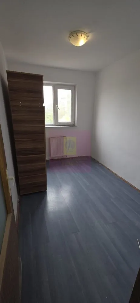 Apartament cu 3 camere de vanzare in Campina, central - Apartament semidecomandat cu 3 camere de vânzare în zona centrală a municipiului Câmpina

Agenția Imobiliară Mervani vă prezintă spre vânzare un apartament cu 3 camere, semidecomandat, situat în zona centrală a municipiului Câmpina, într-o locație apreciată pentru accesul facil către principalele puncte de interes ale orașului.

Apartamentul este amplasat la etajul 3 al unui bloc cu 4 etaje, construit în anul 1973, și oferă o compartimentare practică, potrivită atât pentru o familie, cât și pentru persoanele care își doresc o locuință într-o zonă centrală.

Proprietatea beneficiază de:

 centrală termică proprie;
 tâmplărie PVC cu geam termopan;
 camere luminoase;
 compartimentare semidecomandată;
 acces facil către toate facilitățile urbane.

Unul dintre principalele avantaje ale apartamentului îl reprezintă amplasarea sa excelentă. În imediata apropiere se regăsesc piața agroalimentară, unități de învățământ, stații pentru transportul public, magazine, farmacii, instituții bancare și alte servicii necesare vieții de zi cu zi.

Datorită poziționării centrale și a facilităților oferite, această proprietate reprezintă o oportunitate atât pentru locuire permanentă, cât și pentru investiție.

Pentru informații suplimentare și programarea unei vizionări, vă rugăm să contactați:

Agenția Imobiliară Mervani
0729 935 536