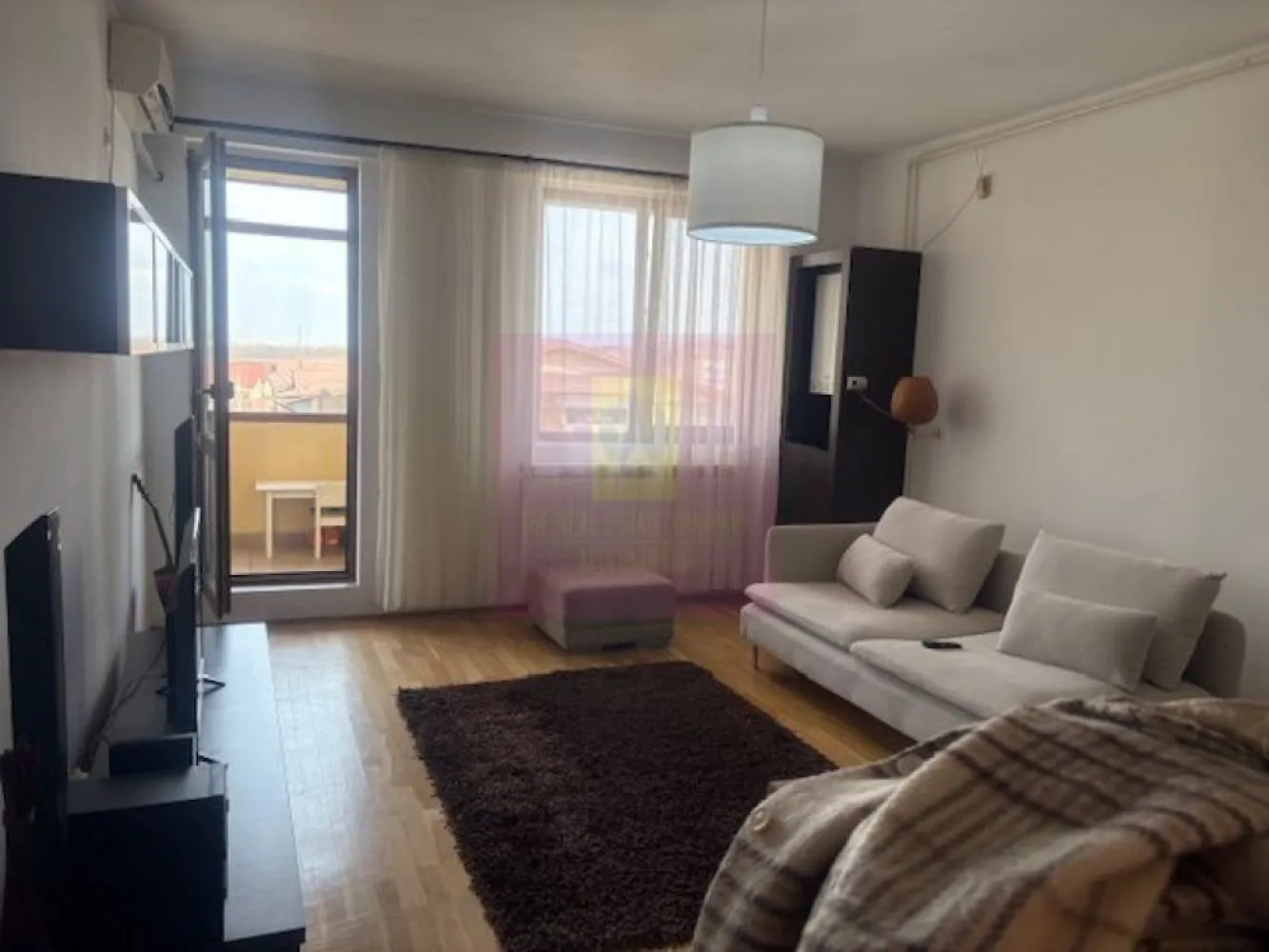 Apartament 2 camere Cartierul Latin- Prelungirea Ghencea. - Compania imobiliara Apulum 94 va propune un apartament de 2 camere situat in Cartierul Latin, intr-un imobil construit in 2008, la etajul 5/6.
Apartamentul are bucataria deschisa cu livingul, are un dormitor de 15 mp si un balcon generos de 8 mp. 
Este finisat in totalitate, cu gresie, faianta, parchet, termopan, balcon inchis in termopan, centrala termica. 
Apartamentul este liber si se poate preda imediat. 
Benficiaza si de un loc de parcare inchiriat. 
Pentru vizionare si mai multe detalii nu ezitati sa ma contactati pe nr 0733683446- Laura Ionescu.