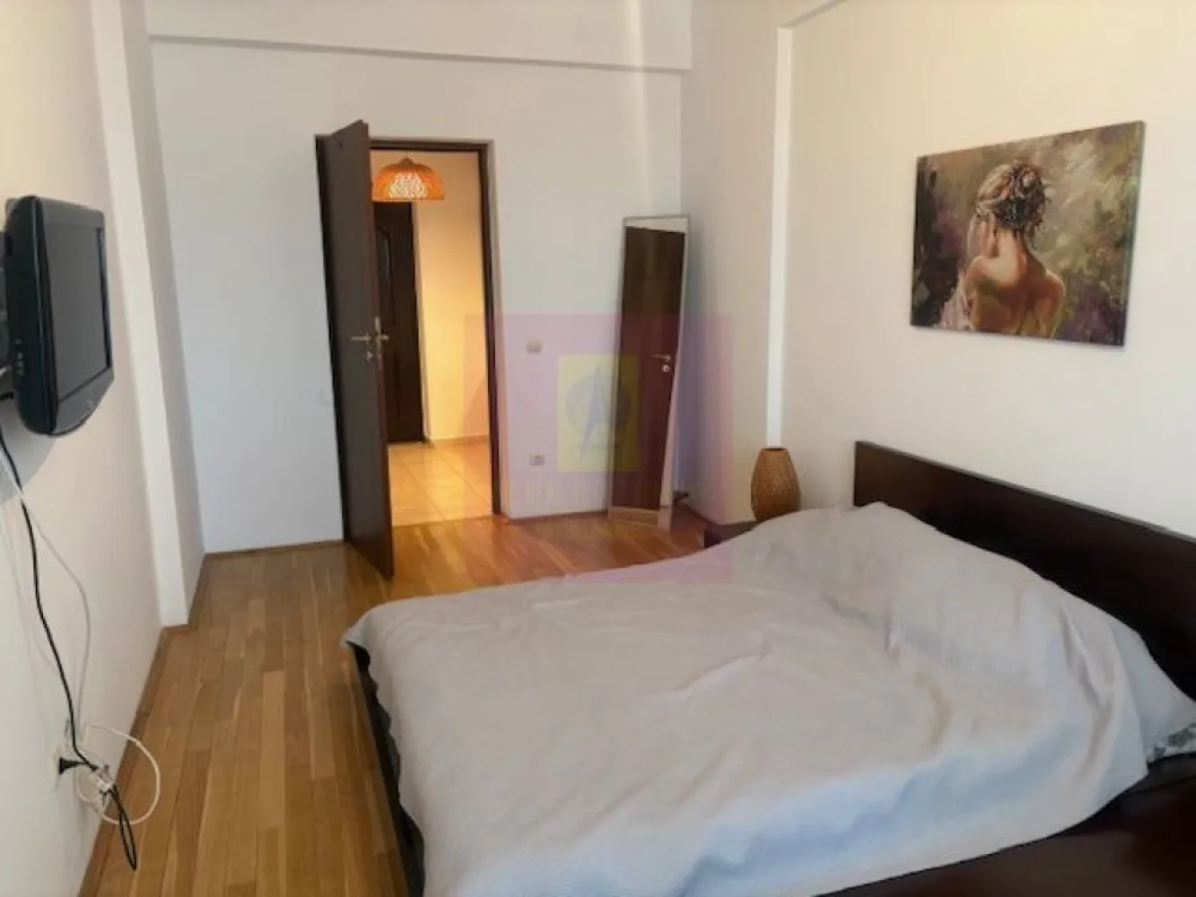 Apartament 2 camere Cartierul Latin- Prelungirea Ghencea. - Compania imobiliara Apulum 94 va propune un apartament de 2 camere situat in Cartierul Latin, intr-un imobil construit in 2008, la etajul 5/6.
Apartamentul are bucataria deschisa cu livingul, are un dormitor de 15 mp si un balcon generos de 8 mp. 
Este finisat in totalitate, cu gresie, faianta, parchet, termopan, balcon inchis in termopan, centrala termica. 
Apartamentul este liber si se poate preda imediat. 
Benficiaza si de un loc de parcare inchiriat. 
Pentru vizionare si mai multe detalii nu ezitati sa ma contactati pe nr 0733683446- Laura Ionescu.