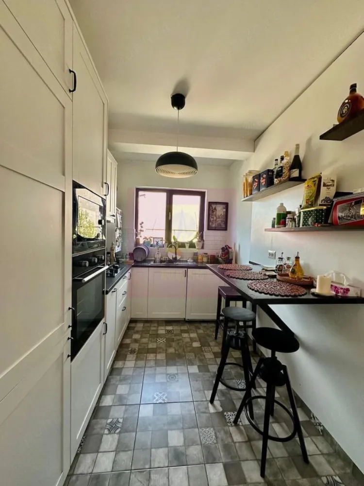 Apartament 2 camere si loc parcare - Parcul Carol - Agentia Imobiliara Apulum 94
Vinde un apartament mobilat și primitor la 600 de metri de parcul Carol, 3 km față de Piața Unirii și la 9 minute de mers pe jos până la metroul Eroii Revoluției.

Blocul a fost finalizat în 2018 și este localizat pe o stradă liniștită, fără să se audă zgomotul mașinilor.

Prețul include și un loc de parcare suprateran în spatele blocului.

Apartamentul este localizat la etajul 2, cu o suprafața utila de 46,11 mp si un balcon suprafata utila de 5,44 mp, compus din: living, bucatarie, baie, dormitor, hol si balcon.

Imobilul are structura de rezistenta cadre beton armat. Stâlpii au dimensiunile de 35x35cm. Grinzile au dimensiunile 25x35, 25x45, respectiv25x50cm. Planseele dintre niveluri sunt din beton armat si au 13cm grosime. Scara este din beton armat. Acoperis tip sarpanta si terasa. Pereti de caramida
Regim de înălțime P+2E+M
Termosistem de 10cm, incluzând poliester lipit cu adeziv si dibluri, tencuiala cu plasa si vopsea decorativa.
Apartamentul se vinde mobilat
